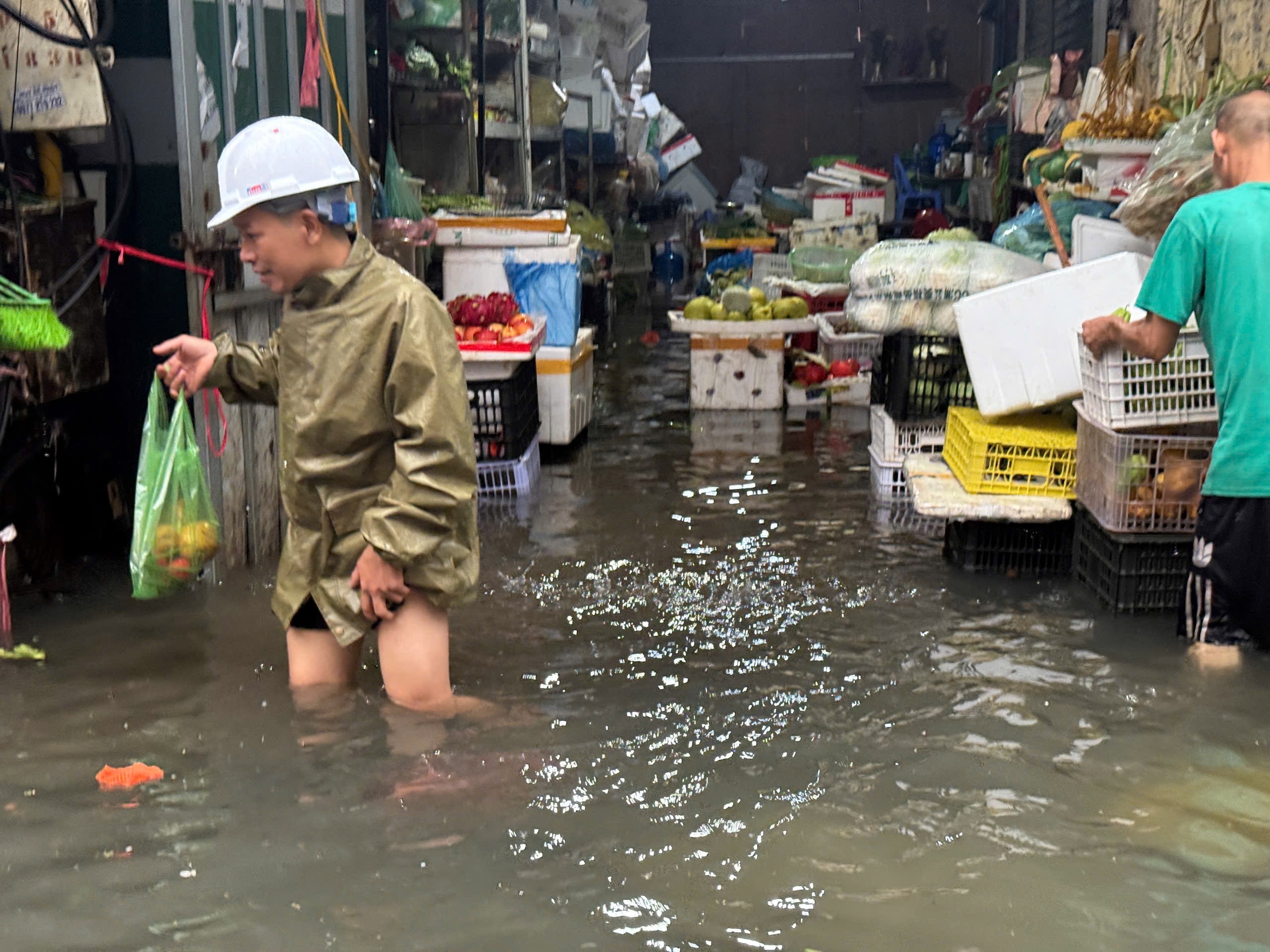 H&agrave; Nội: Nhiều tuyến đường ngập nặng, người d&acirc;n lội nước đi chợ, đi l&agrave;m- Ảnh 13.