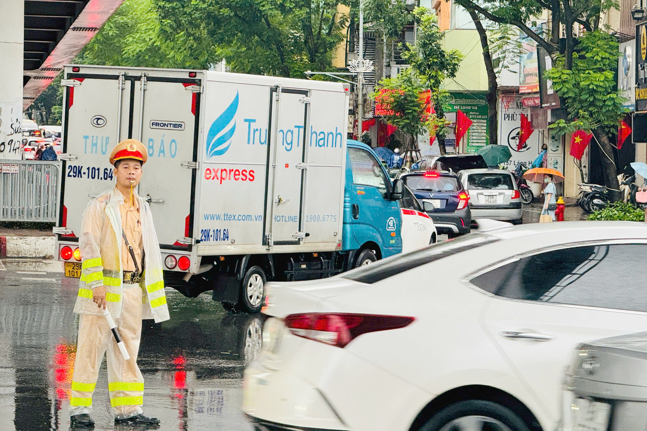 CSGT H&agrave; Nội dựng r&agrave;o chắn, cảnh b&aacute;o người d&acirc;n đi xe qua v&ugrave;ng ngập s&acirc;u- Ảnh 7.