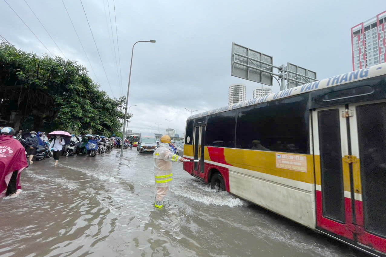 CSGT H&agrave; Nội dựng r&agrave;o chắn, cảnh b&aacute;o người d&acirc;n đi xe qua v&ugrave;ng ngập s&acirc;u- Ảnh 6.