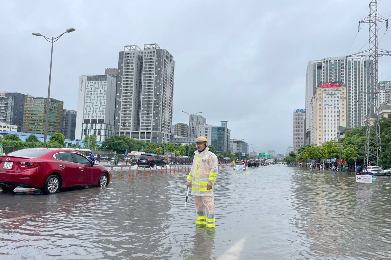 CSGT H&agrave; Nội dựng r&agrave;o chắn, cảnh b&aacute;o người d&acirc;n đi xe qua v&ugrave;ng ngập s&acirc;u- Ảnh 5.