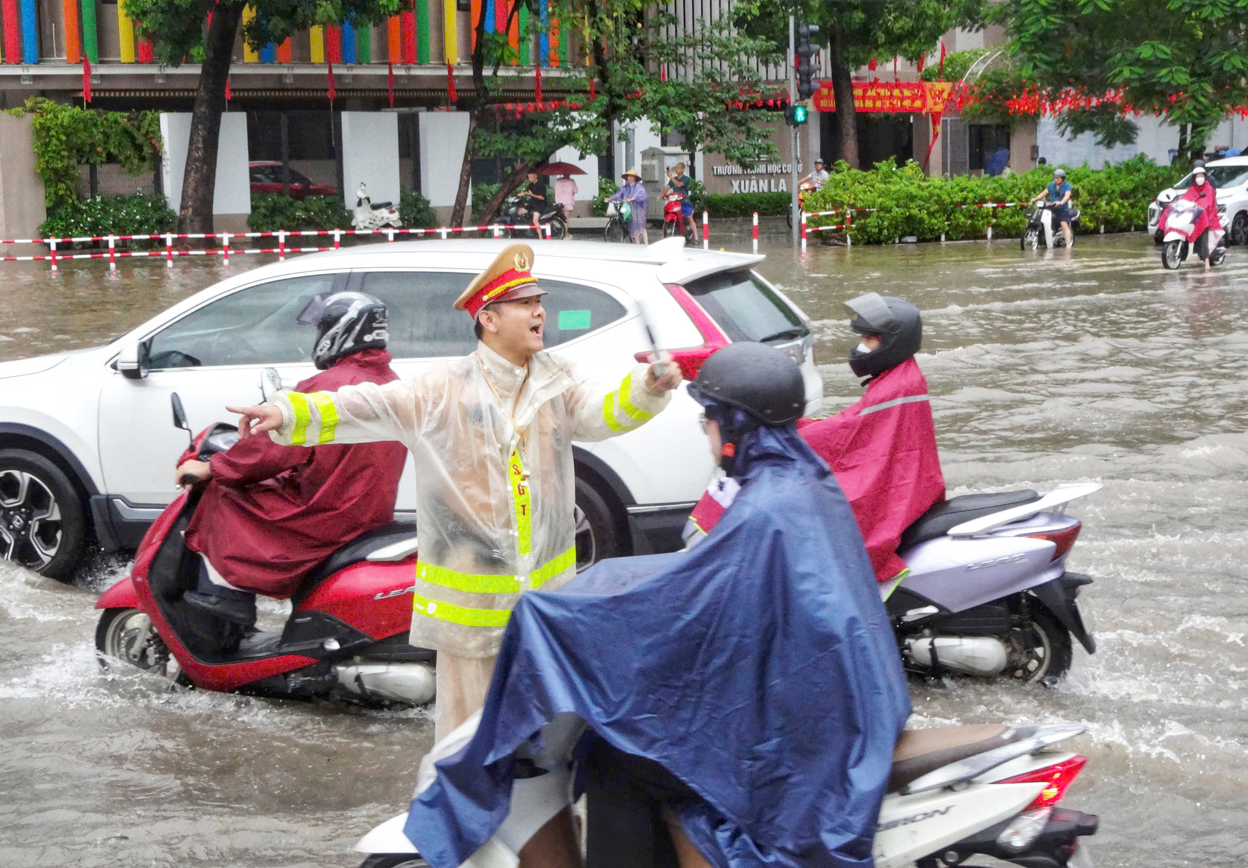 CSGT H&agrave; Nội dựng r&agrave;o chắn, cảnh b&aacute;o người d&acirc;n đi xe qua v&ugrave;ng ngập s&acirc;u- Ảnh 9.