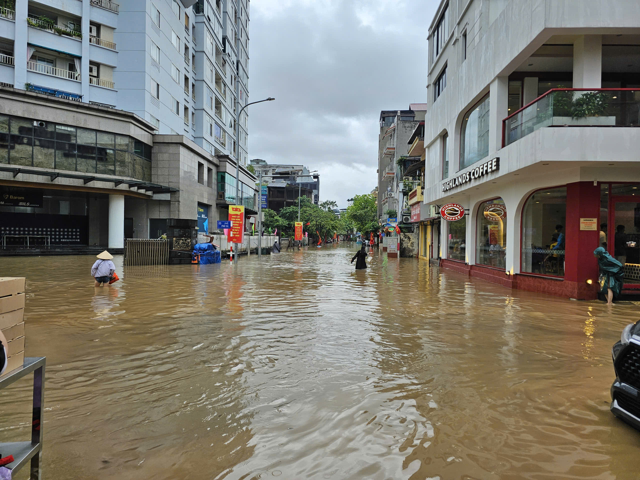 H&agrave; Nội ngập lụt tr&ecirc;n c&aacute;c tuyến phố, người d&acirc;n n&ecirc;n hạn chế ra đường- Ảnh 7.