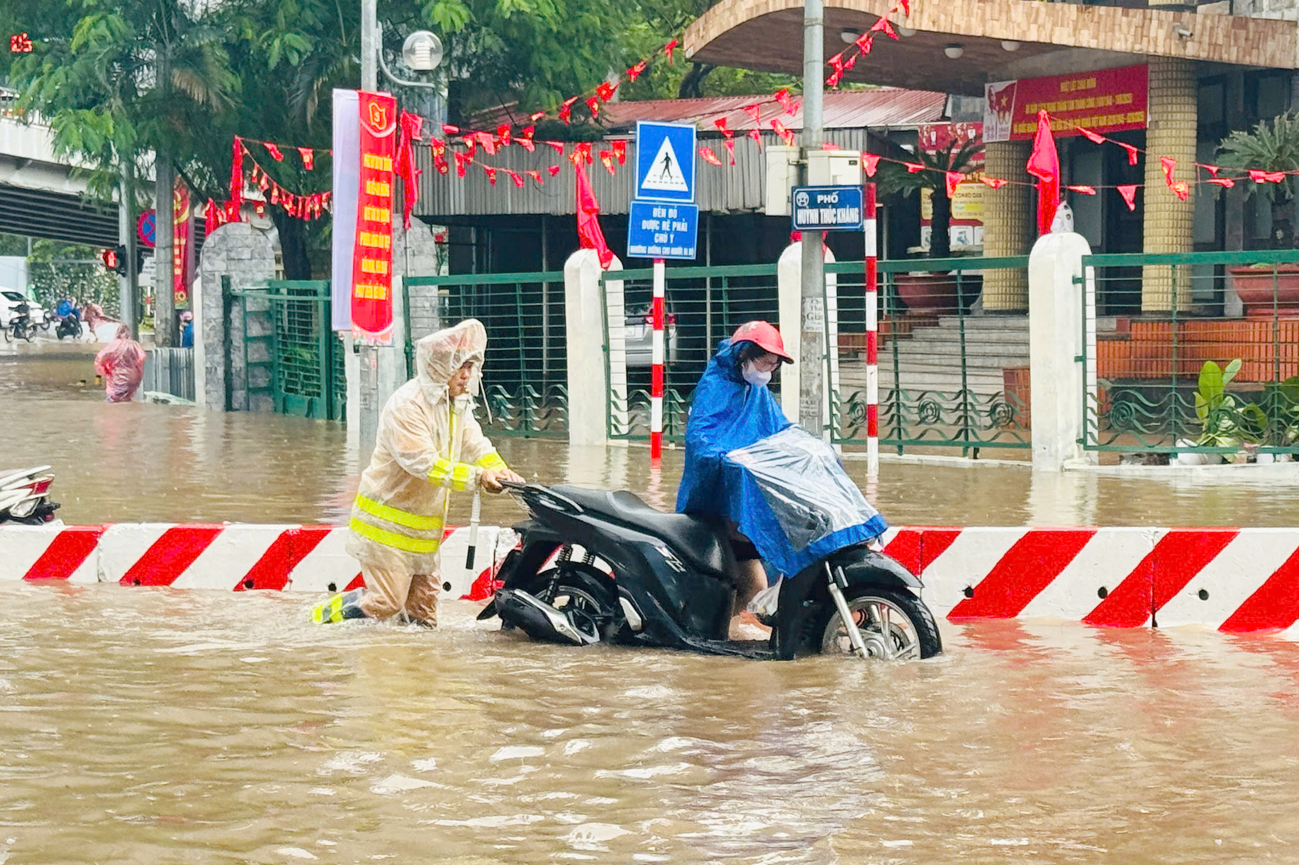 CSGT H&agrave; Nội dựng r&agrave;o chắn, cảnh b&aacute;o người d&acirc;n đi xe qua v&ugrave;ng ngập s&acirc;u- Ảnh 8.