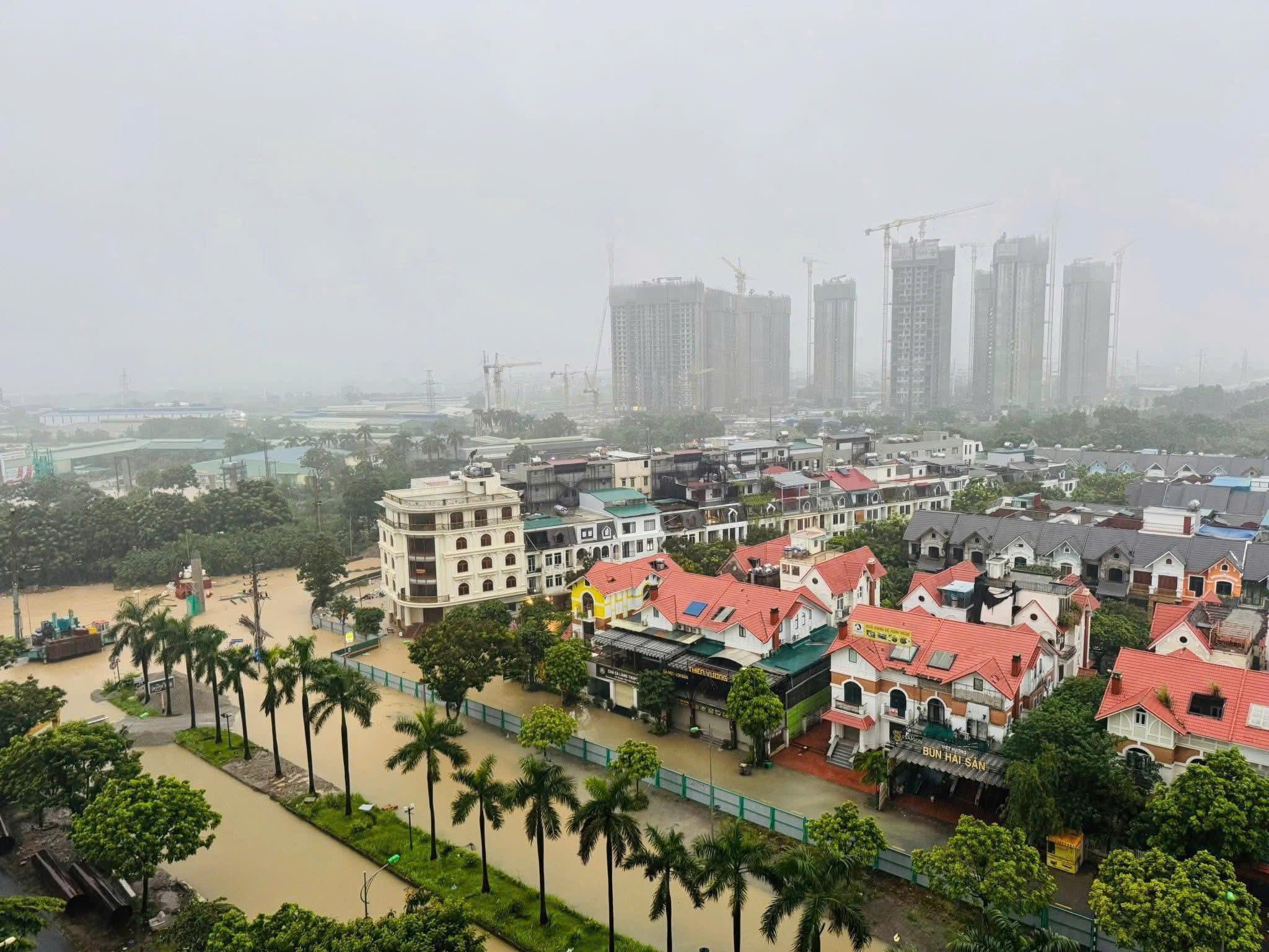 H&agrave; Nội ngập lụt tr&ecirc;n c&aacute;c tuyến phố, người d&acirc;n n&ecirc;n hạn chế ra đường- Ảnh 6.