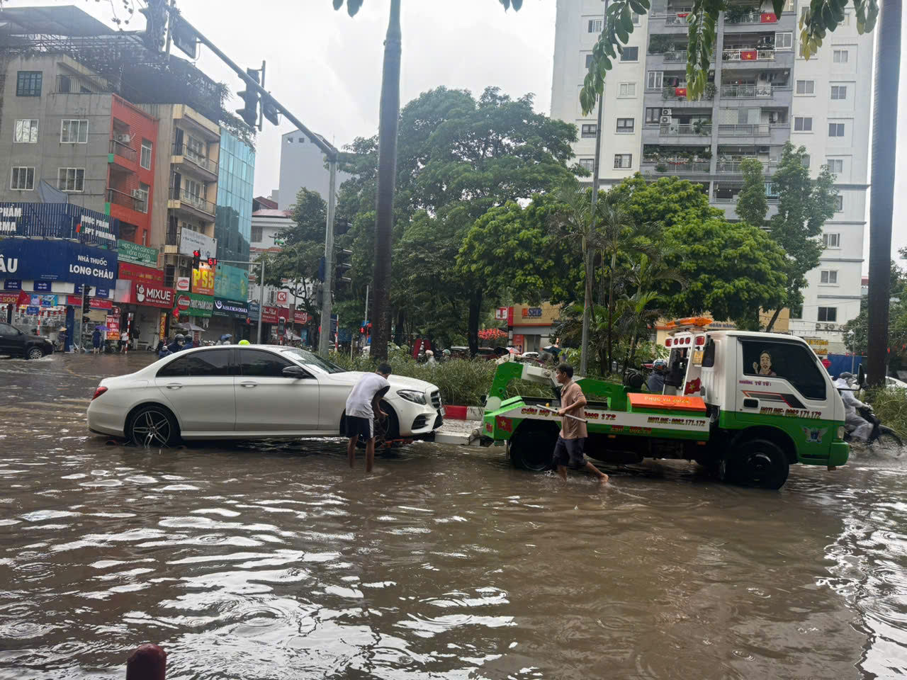 H&agrave; Nội ngập lụt tr&ecirc;n c&aacute;c tuyến phố, người d&acirc;n n&ecirc;n hạn chế ra đường- Ảnh 5.