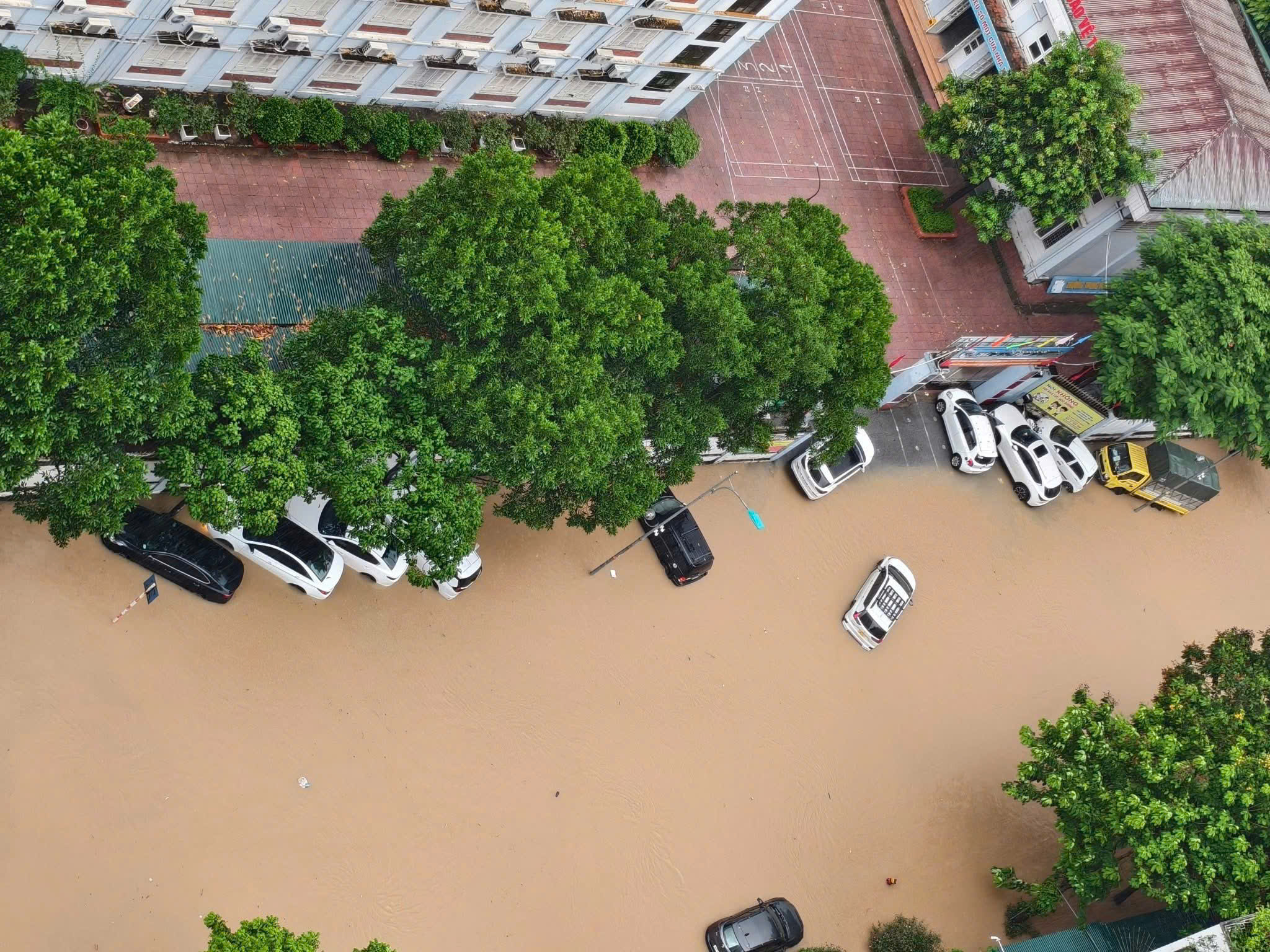 H&agrave; Nội ngập lụt tr&ecirc;n c&aacute;c tuyến phố, người d&acirc;n n&ecirc;n hạn chế ra đường- Ảnh 4.