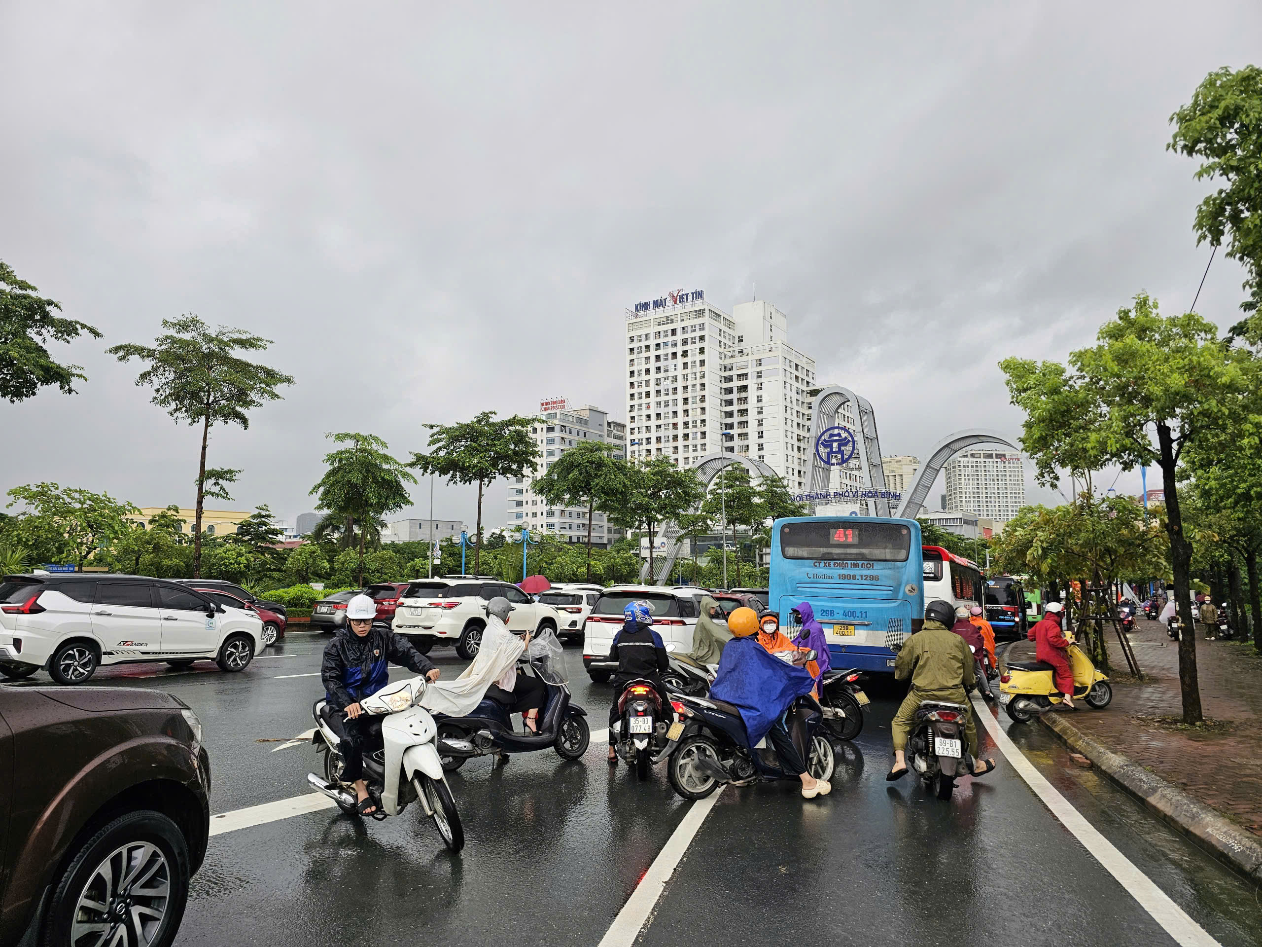 H&agrave; Nội ngập lụt tr&ecirc;n c&aacute;c tuyến phố, người d&acirc;n n&ecirc;n hạn chế ra đường- Ảnh 2.