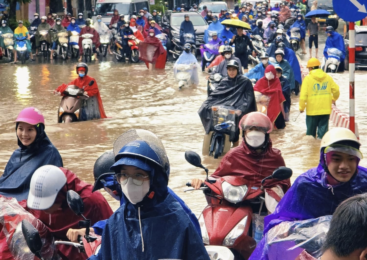 Cận cảnh nước ngập ngang xe, tiến tho&aacute;i lưỡng nan tr&ecirc;n nhiều tuyến phố H&agrave; Nội- Ảnh 1.