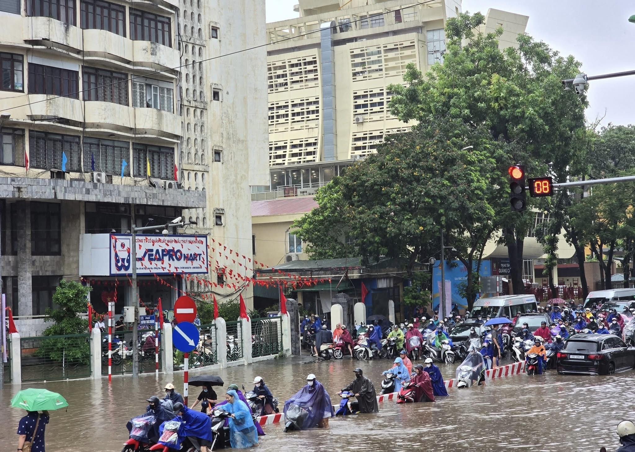 Cận cảnh nước ngập ngang xe, tiến tho&aacute;i lưỡng nan tr&ecirc;n nhiều tuyến phố H&agrave; Nội- Ảnh 2.