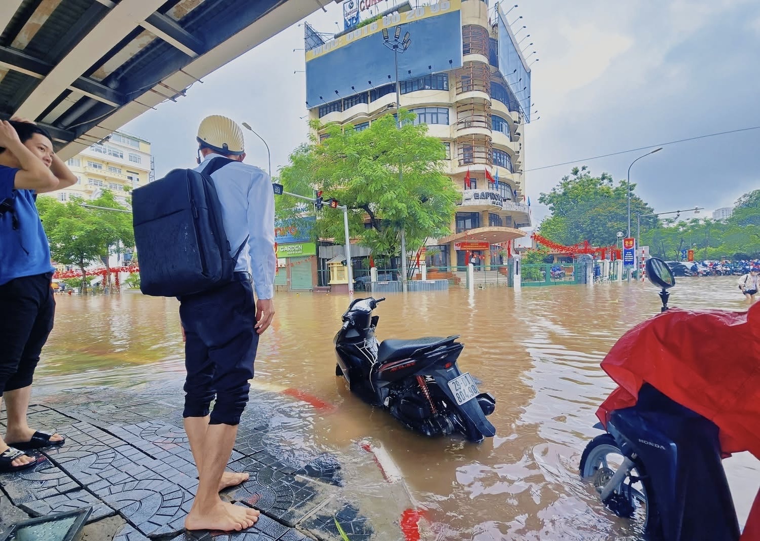 Cận cảnh nước ngập ngang xe, tiến tho&aacute;i lưỡng nan tr&ecirc;n nhiều tuyến phố H&agrave; Nội- Ảnh 4.