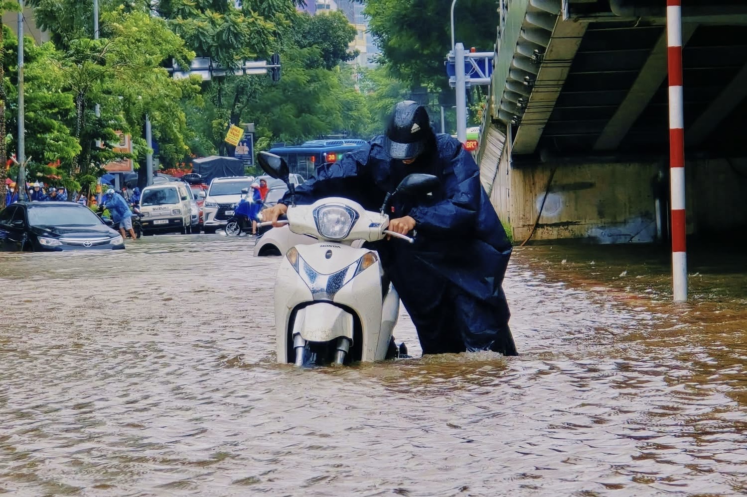 Cận cảnh nước ngập ngang xe, tiến tho&aacute;i lưỡng nan tr&ecirc;n nhiều tuyến phố H&agrave; Nội- Ảnh 5.