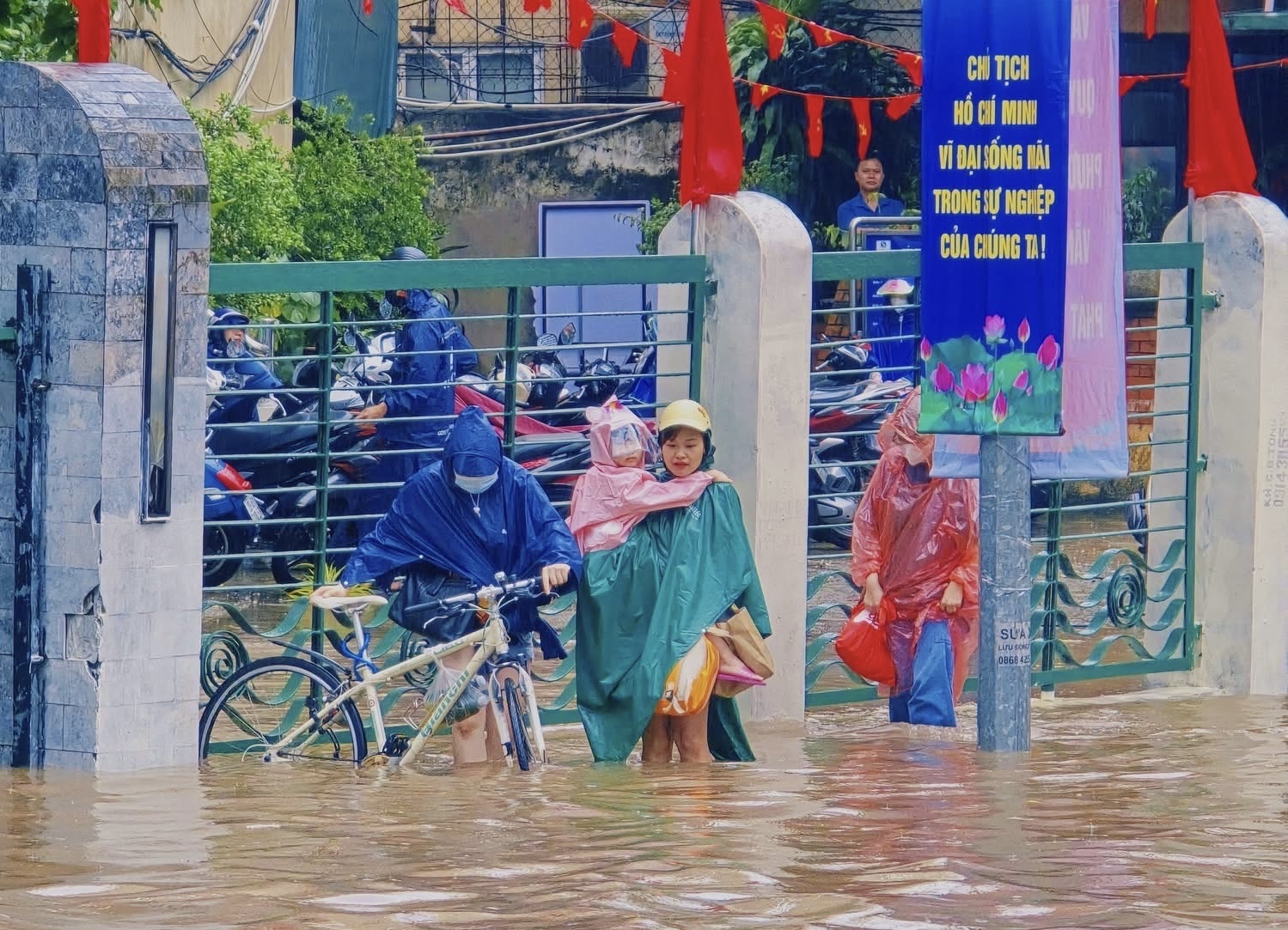 Cận cảnh nước ngập ngang xe, tiến tho&aacute;i lưỡng nan tr&ecirc;n nhiều tuyến phố H&agrave; Nội- Ảnh 6.