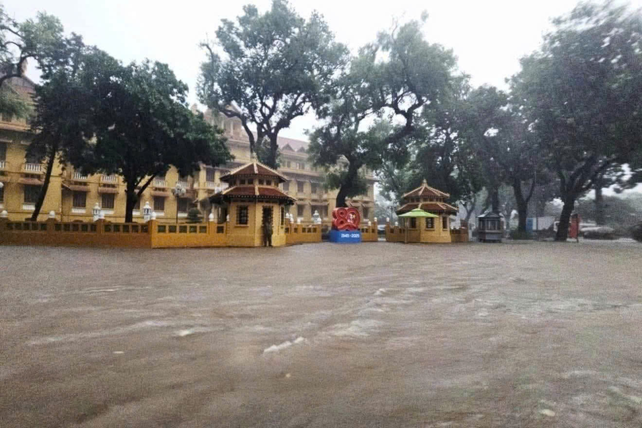 Cận cảnh nước ngập ngang xe, tiến tho&aacute;i lưỡng nan tr&ecirc;n nhiều tuyến phố H&agrave; Nội- Ảnh 7.