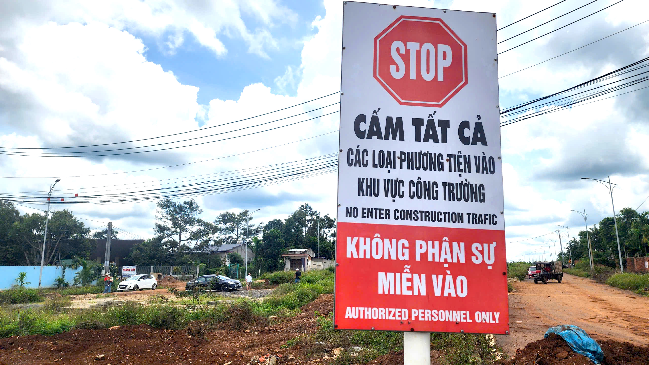 Phớt lờ cảnh b&aacute;o, loạt phương tiện v&ocirc; tư "vượt chướng ngại vật" v&agrave;o đường đang thi c&ocirc;ng- Ảnh 17.