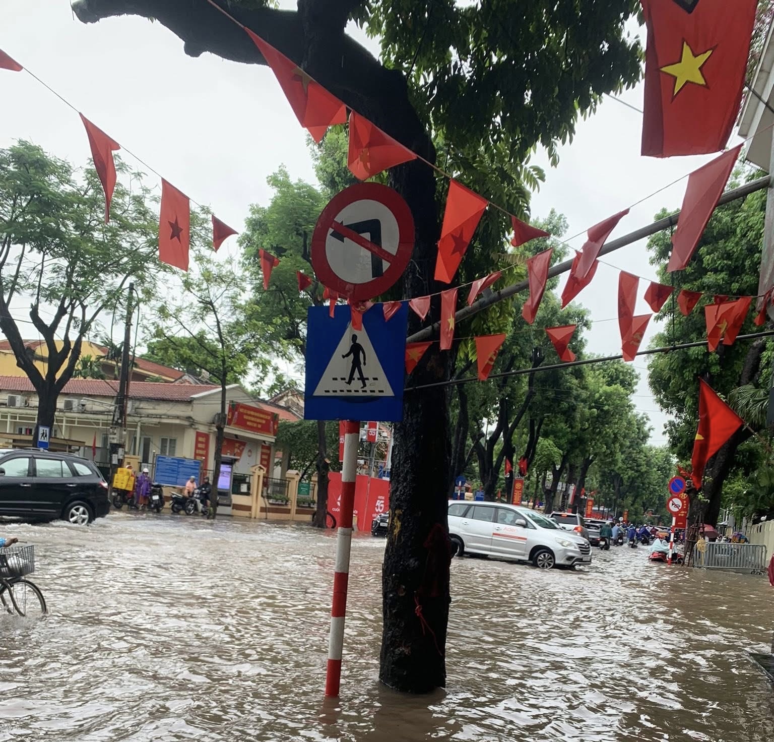 Cận cảnh nước ngập ngang xe, tiến tho&aacute;i lưỡng nan tr&ecirc;n nhiều tuyến phố H&agrave; Nội- Ảnh 8.