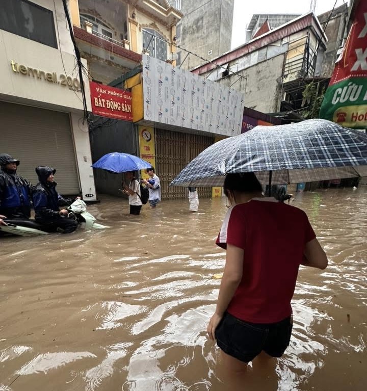 Cận cảnh nước ngập ngang xe, tiến tho&aacute;i lưỡng nan tr&ecirc;n nhiều tuyến phố H&agrave; Nội- Ảnh 9.