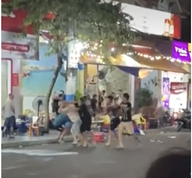 C&ocirc;ng an x&aacute;c minh vụ hỗn chiến n&aacute;o loạn qu&aacute;n nhậu ở Gia Lai- Ảnh 1.