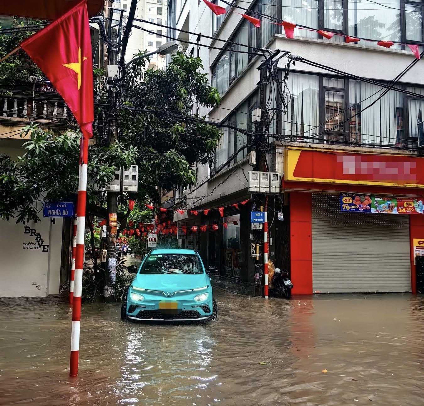 Cận cảnh nước ngập ngang xe, tiến tho&aacute;i lưỡng nan tr&ecirc;n nhiều tuyến phố H&agrave; Nội- Ảnh 10.