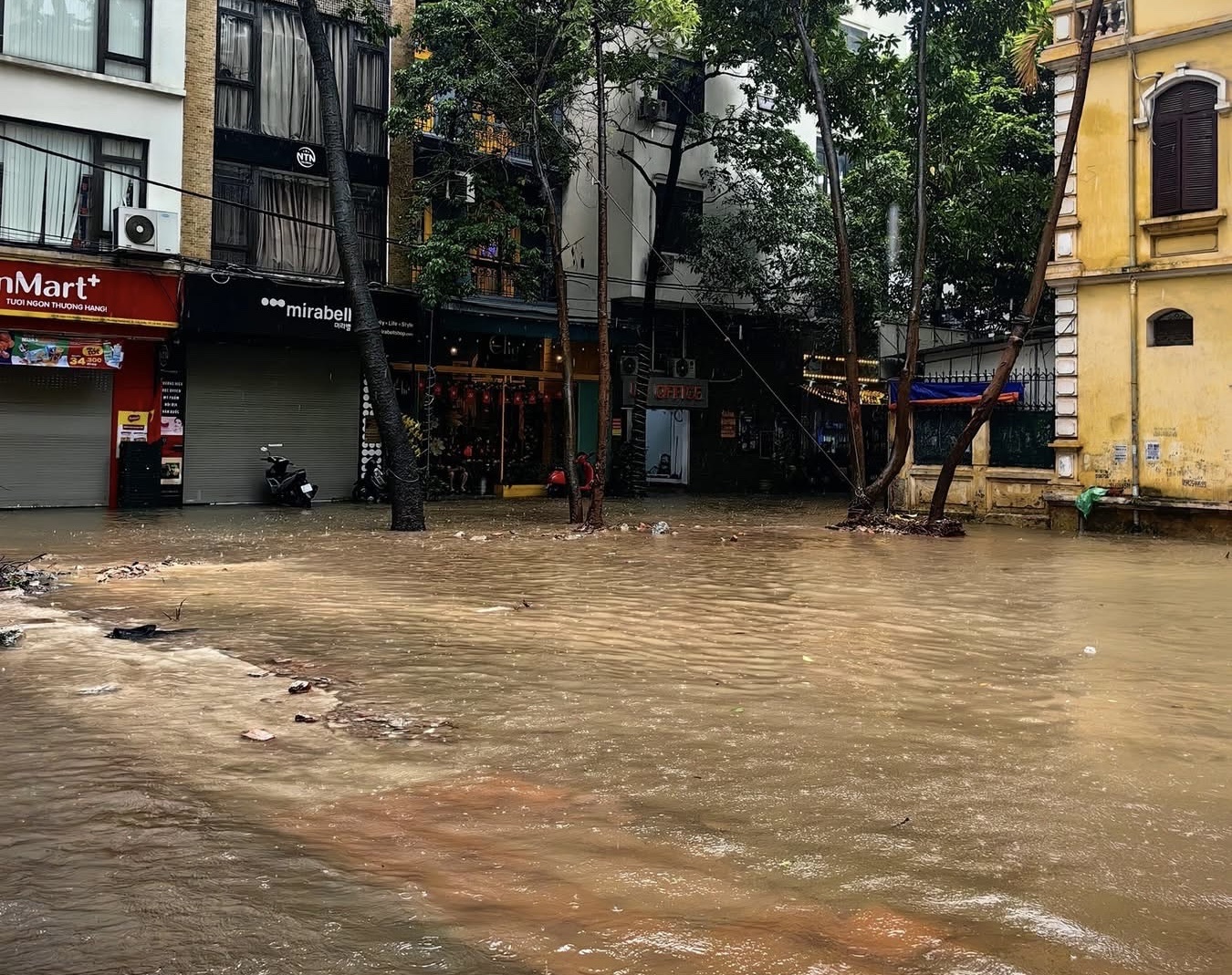 Cận cảnh nước ngập ngang xe, tiến tho&aacute;i lưỡng nan tr&ecirc;n nhiều tuyến phố H&agrave; Nội- Ảnh 11.