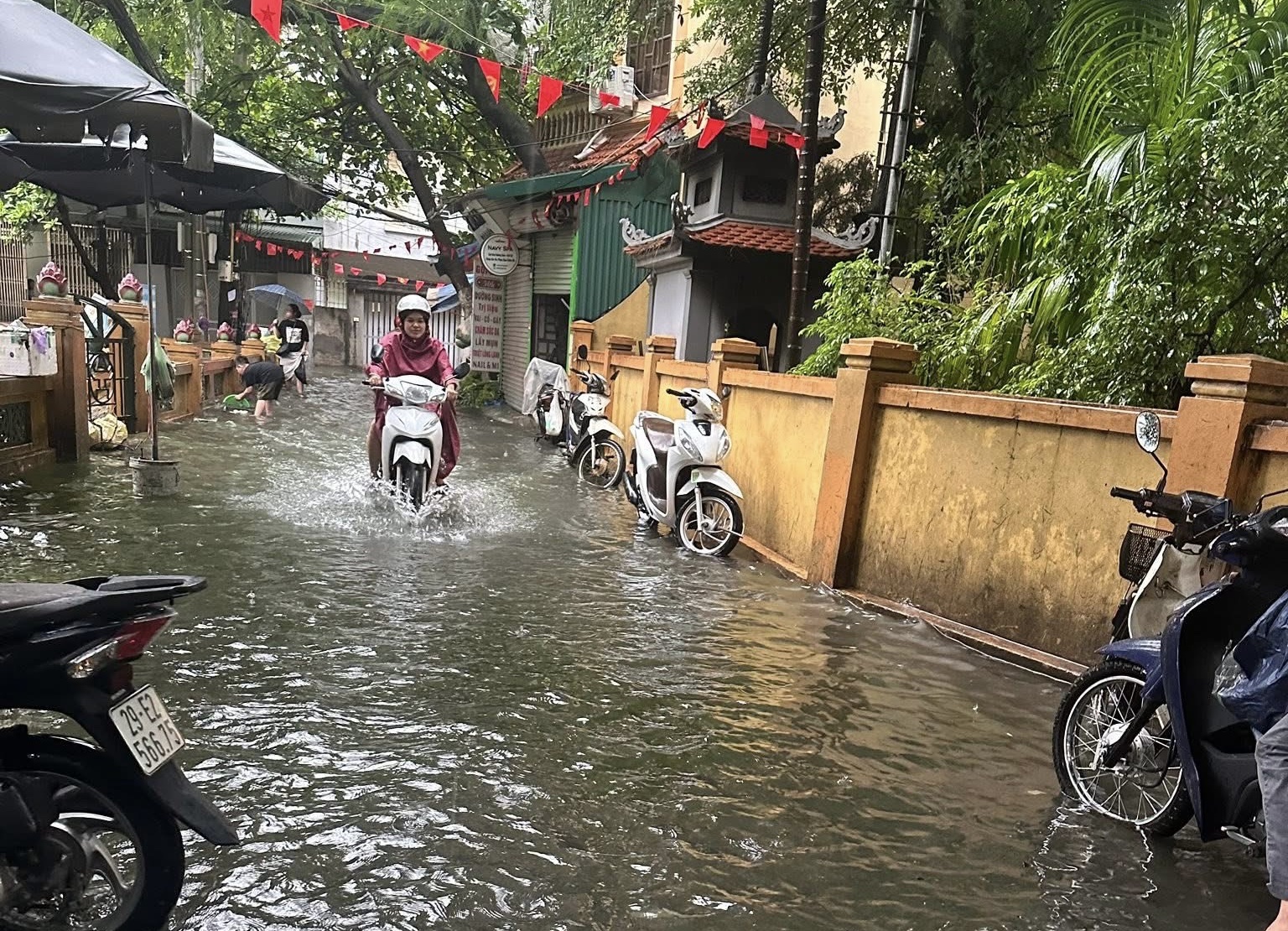 Cận cảnh nước ngập ngang xe, tiến tho&aacute;i lưỡng nan tr&ecirc;n nhiều tuyến phố H&agrave; Nội- Ảnh 13.