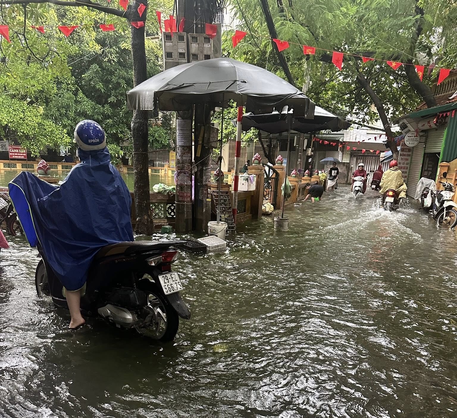 Cận cảnh nước ngập ngang xe, tiến tho&aacute;i lưỡng nan tr&ecirc;n nhiều tuyến phố H&agrave; Nội- Ảnh 12.