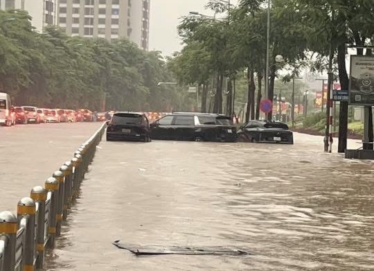Cận cảnh nước ngập ngang xe, tiến tho&aacute;i lưỡng nan tr&ecirc;n nhiều tuyến phố H&agrave; Nội- Ảnh 14.