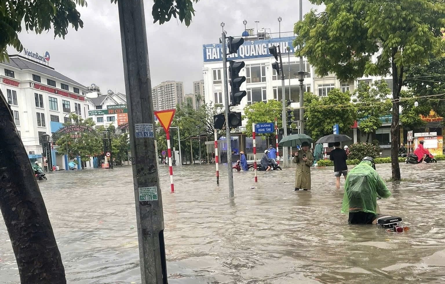 Cận cảnh nước ngập ngang xe, tiến tho&aacute;i lưỡng nan tr&ecirc;n nhiều tuyến phố H&agrave; Nội- Ảnh 15.