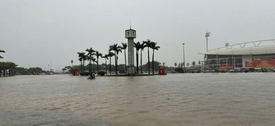 Cận cảnh nước ngập ngang xe, tiến tho&aacute;i lưỡng nan tr&ecirc;n nhiều tuyến phố H&agrave; Nội- Ảnh 16.