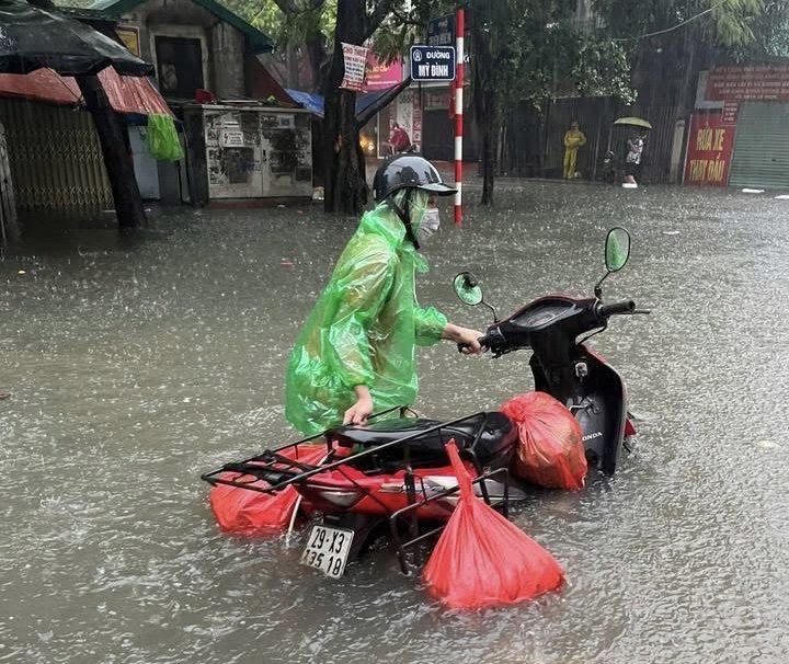 Cận cảnh nước ngập ngang xe, tiến tho&aacute;i lưỡng nan tr&ecirc;n nhiều tuyến phố H&agrave; Nội- Ảnh 17.