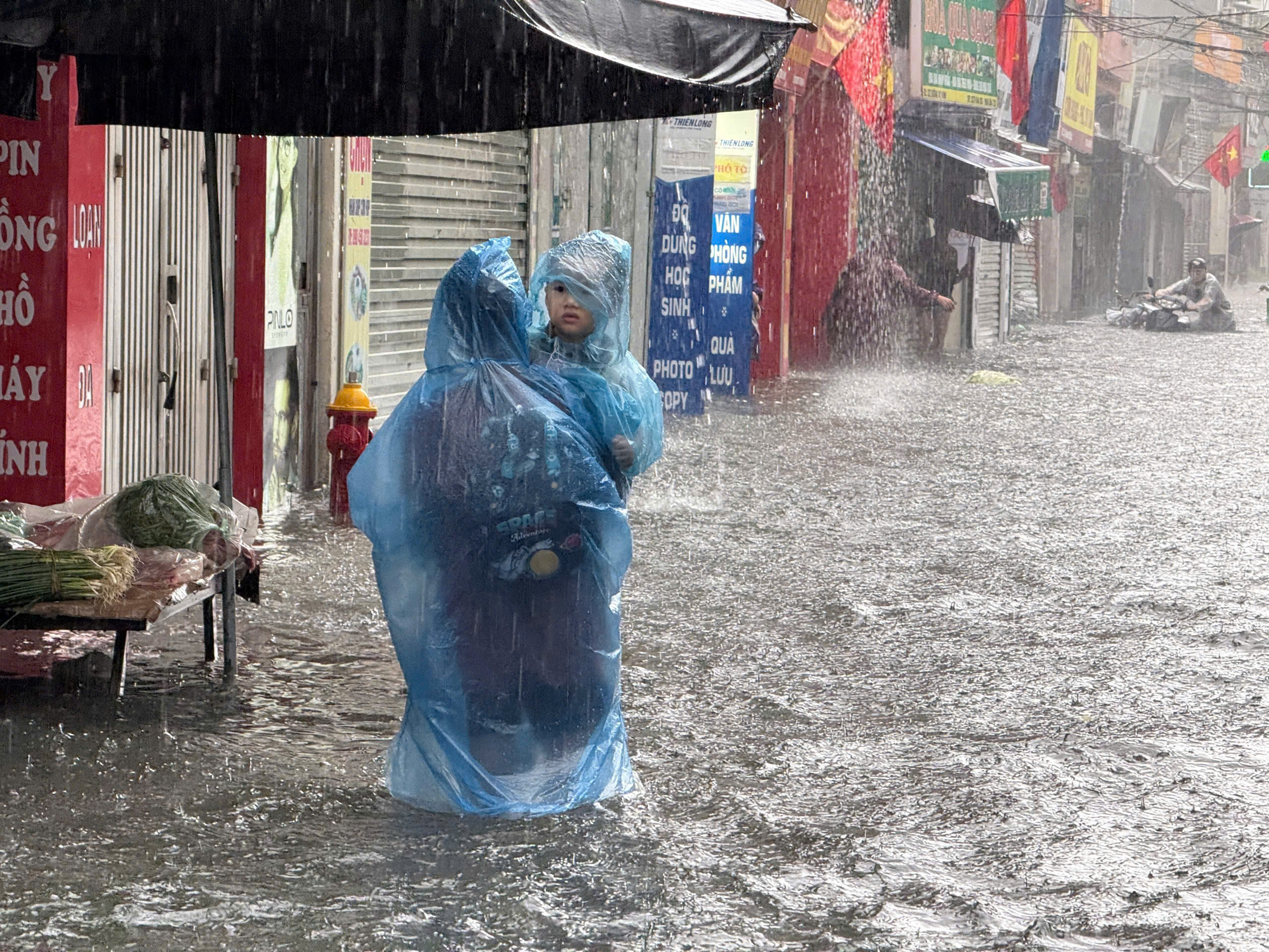 Cận cảnh nước ngập ngang xe, tiến tho&aacute;i lưỡng nan tr&ecirc;n nhiều tuyến phố H&agrave; Nội- Ảnh 19.