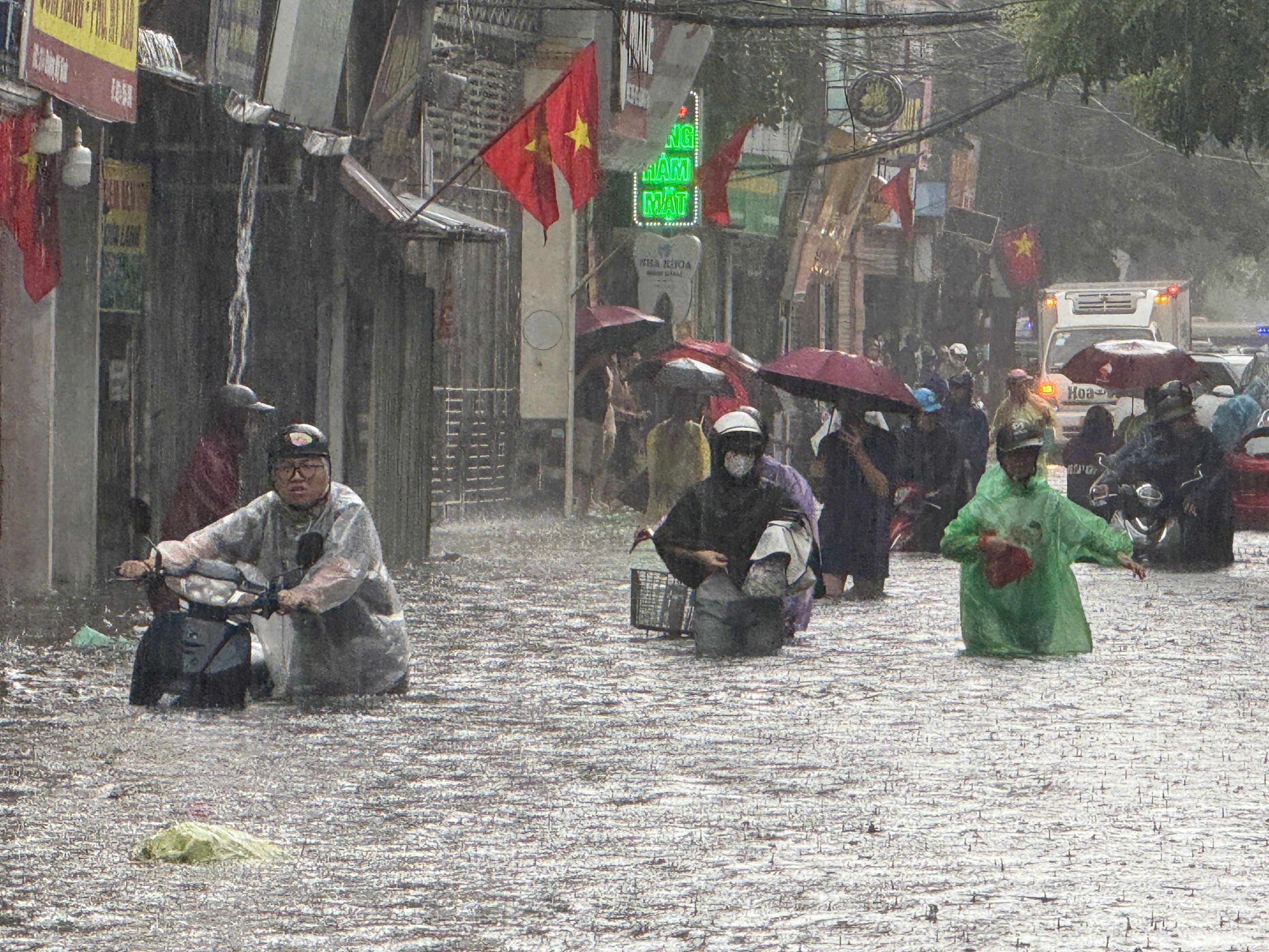 Cận cảnh nước ngập ngang xe, tiến tho&aacute;i lưỡng nan tr&ecirc;n nhiều tuyến phố H&agrave; Nội- Ảnh 20.
