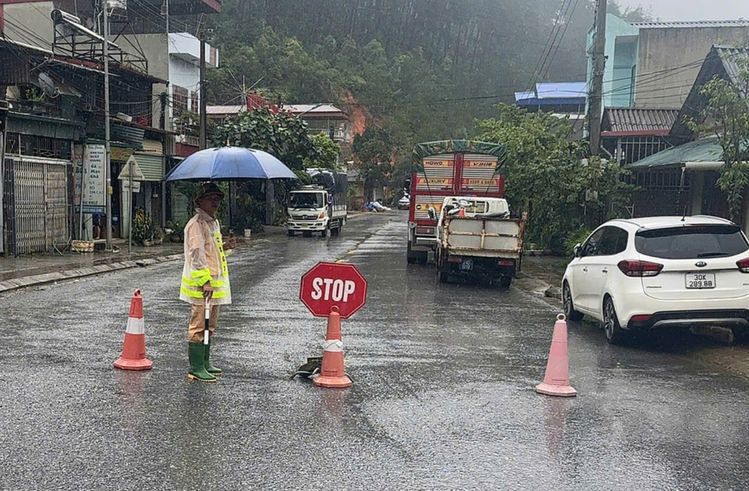 Những &ldquo;cột mốc sống&rdquo; ki&ecirc;n cường trong b&atilde;o lũ giữ an to&agrave;n c&aacute;c cung đường đ&egrave;o n&uacute;i L&agrave;o Cai- Ảnh 1.
