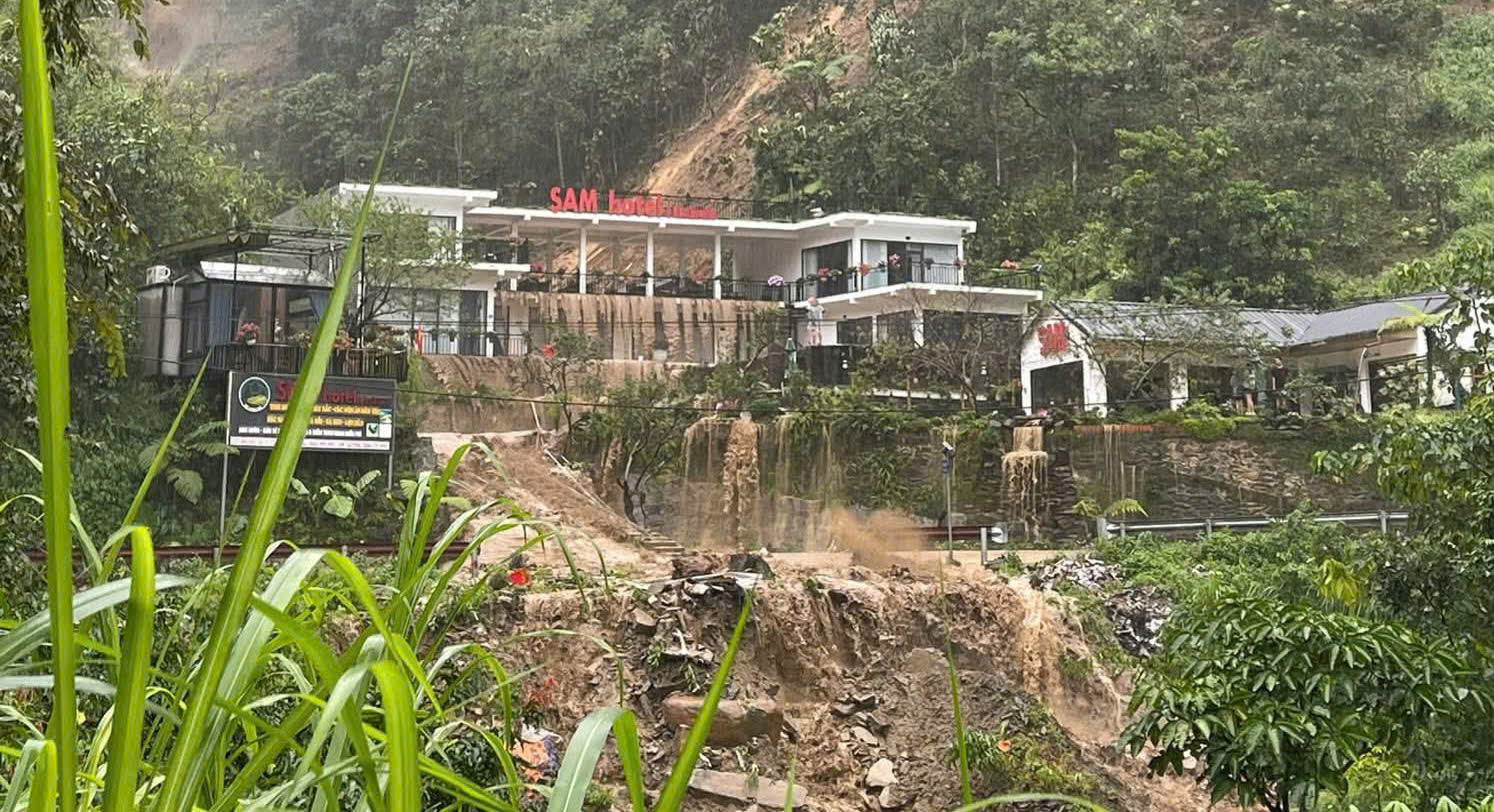 Những &ldquo;cột mốc sống&rdquo; ki&ecirc;n cường trong b&atilde;o lũ giữ an to&agrave;n c&aacute;c cung đường đ&egrave;o n&uacute;i L&agrave;o Cai- Ảnh 3.