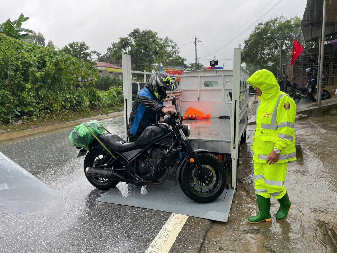 Những &ldquo;cột mốc sống&rdquo; ki&ecirc;n cường trong b&atilde;o lũ giữ an to&agrave;n c&aacute;c cung đường đ&egrave;o n&uacute;i L&agrave;o Cai- Ảnh 4.