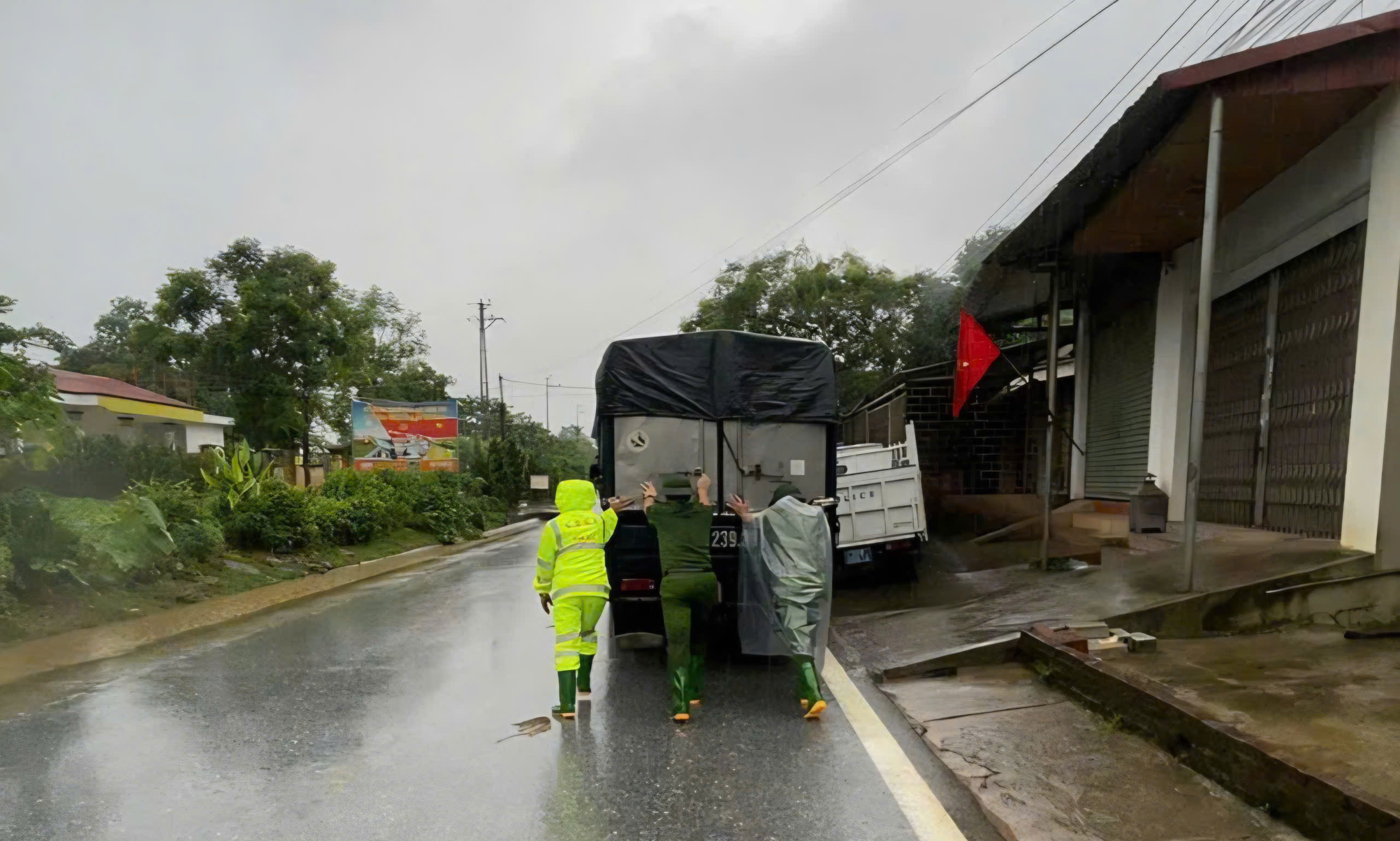 Những &ldquo;cột mốc sống&rdquo; ki&ecirc;n cường trong b&atilde;o lũ giữ an to&agrave;n c&aacute;c cung đường đ&egrave;o n&uacute;i L&agrave;o Cai- Ảnh 5.