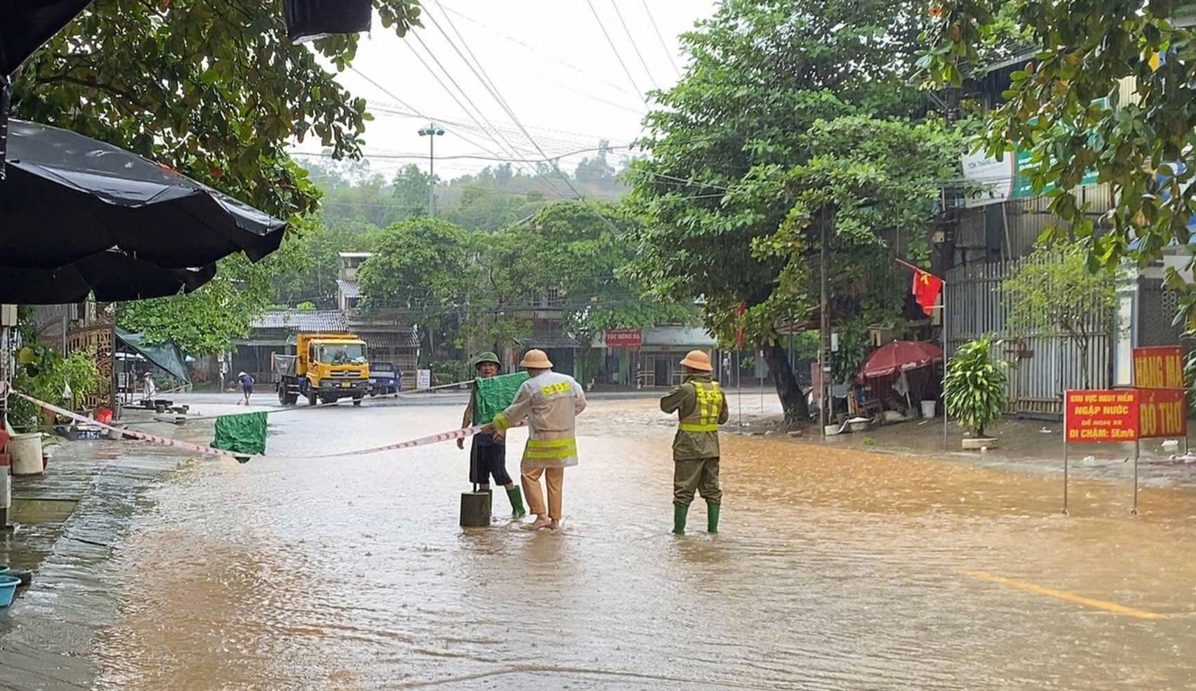 Những &ldquo;cột mốc sống&rdquo; ki&ecirc;n cường trong b&atilde;o lũ giữ an to&agrave;n c&aacute;c cung đường đ&egrave;o n&uacute;i L&agrave;o Cai- Ảnh 6.