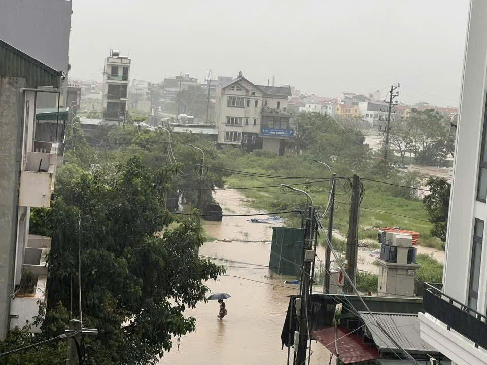 H&agrave; Nội: V&ugrave;ng ven đ&ocirc; nước ngập trắng trời, ch&iacute;nh quyền chủ động hỗ trợ người d&acirc;n- Ảnh 5.