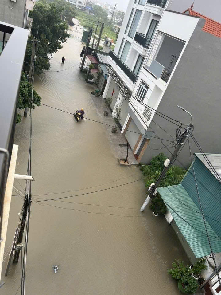 H&agrave; Nội: V&ugrave;ng ven đ&ocirc; nước ngập trắng trời, ch&iacute;nh quyền chủ động hỗ trợ người d&acirc;n- Ảnh 6.