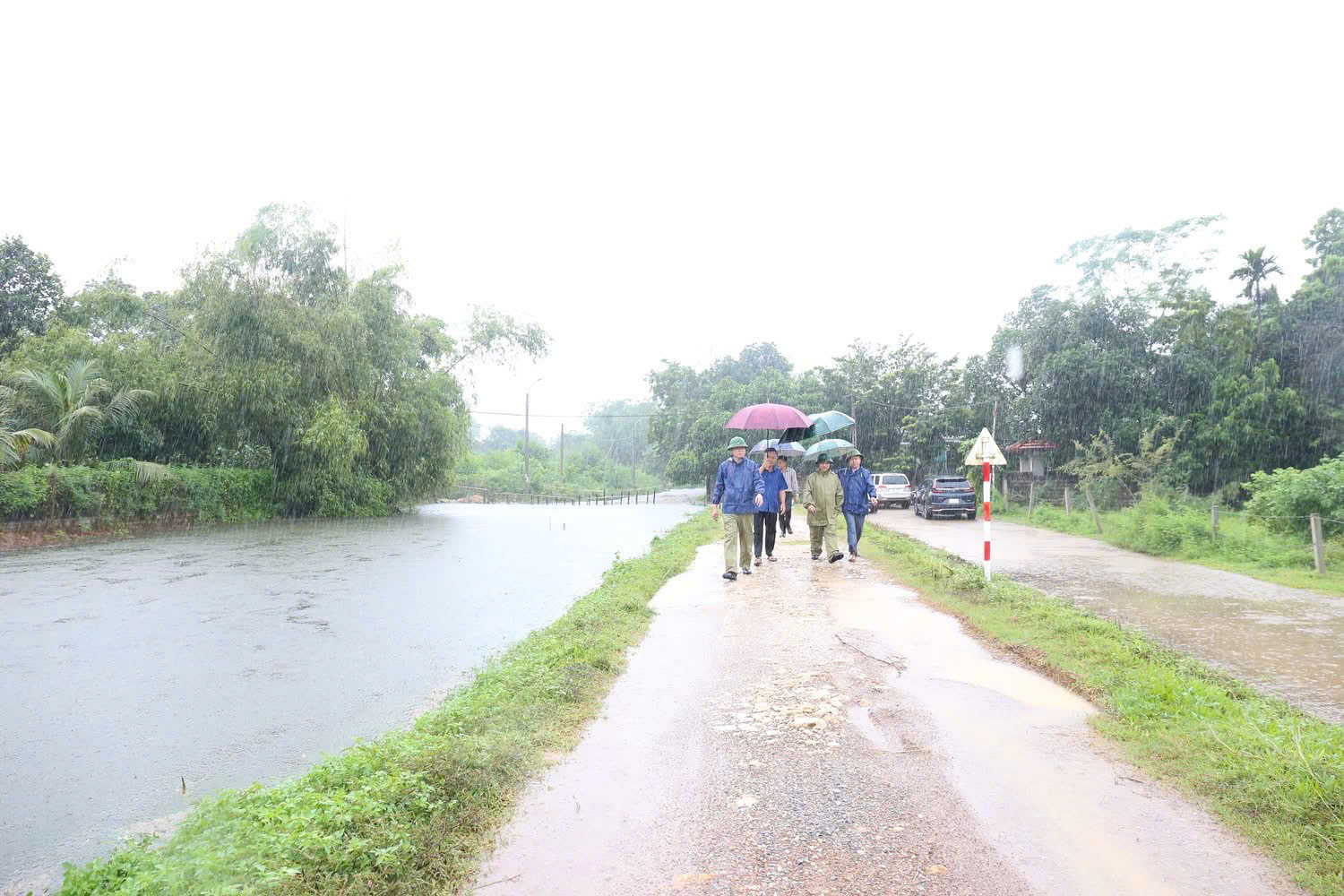 H&agrave; Nội: V&ugrave;ng ven đ&ocirc; nước ngập trắng trời, ch&iacute;nh quyền chủ động hỗ trợ người d&acirc;n- Ảnh 9.