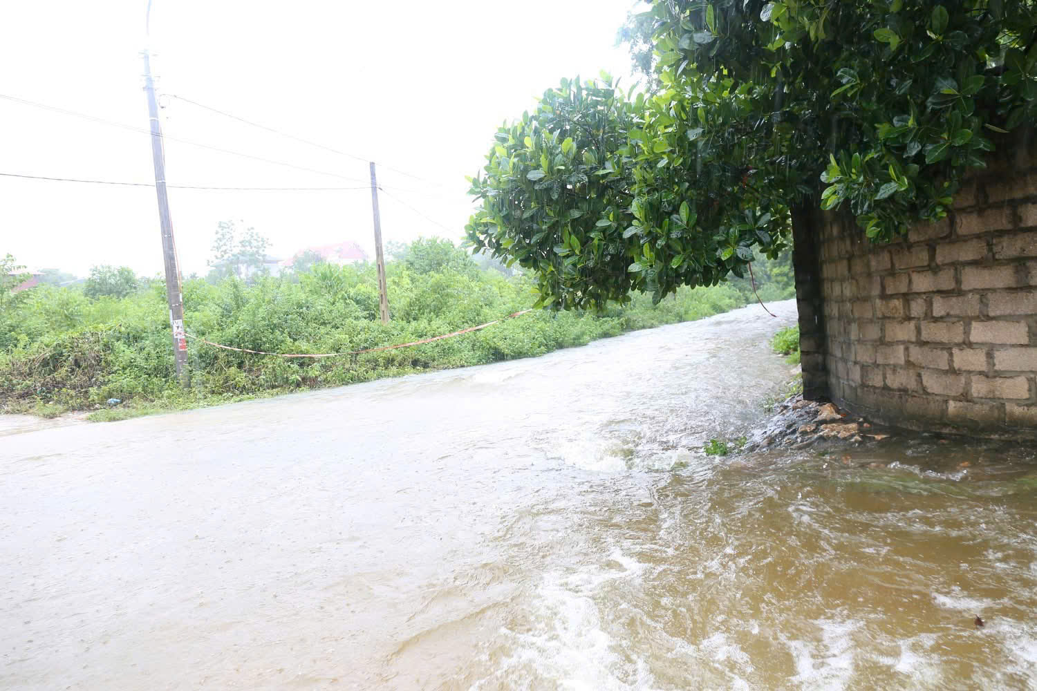 H&agrave; Nội: V&ugrave;ng ven đ&ocirc; nước ngập trắng trời, ch&iacute;nh quyền chủ động hỗ trợ người d&acirc;n- Ảnh 7.