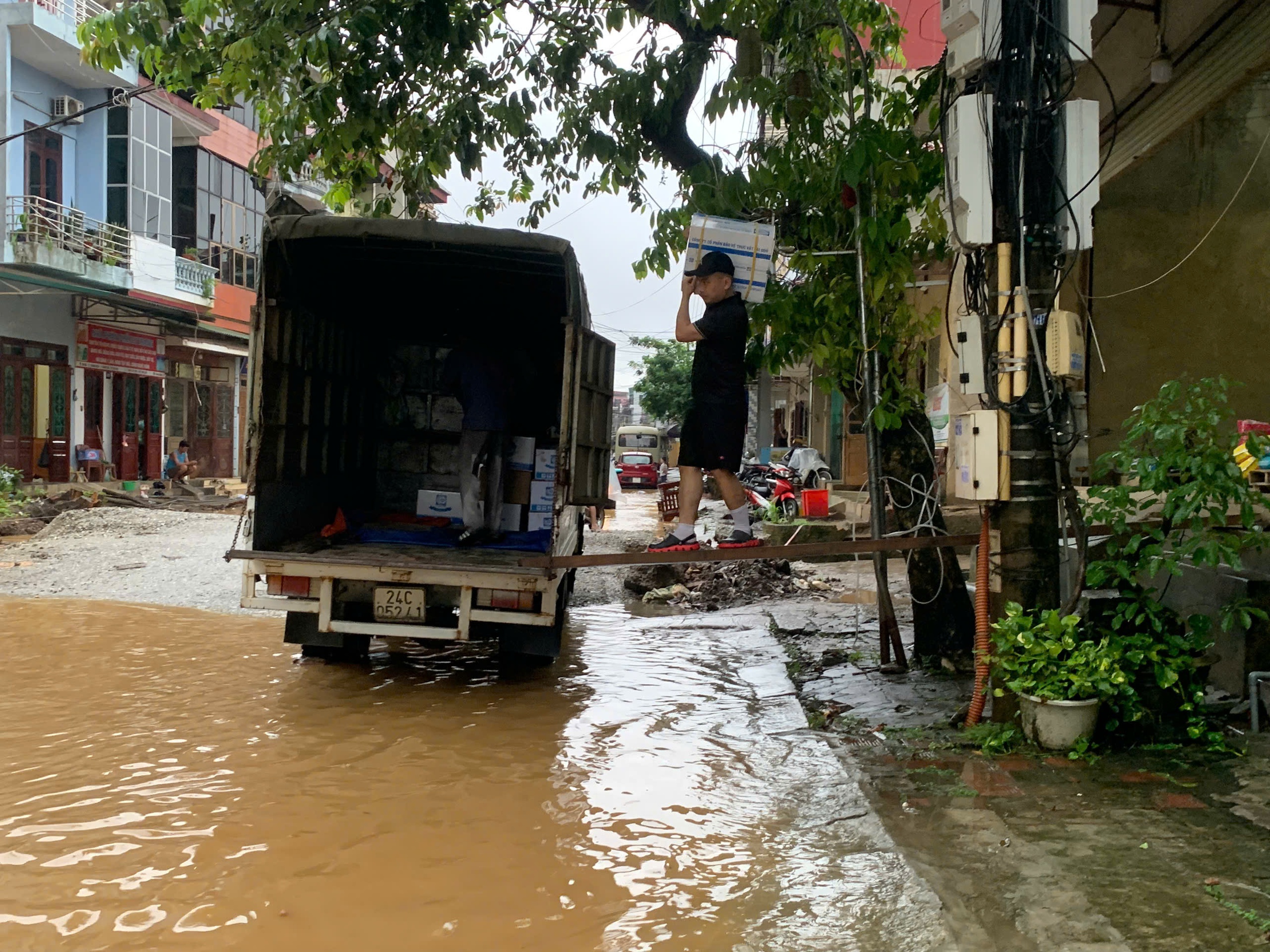 Nước s&ocirc;ng d&acirc;ng cao, người d&acirc;n ở L&agrave;o Cai tất bật di dời t&agrave;i sản trong đ&ecirc;m- Ảnh 18.