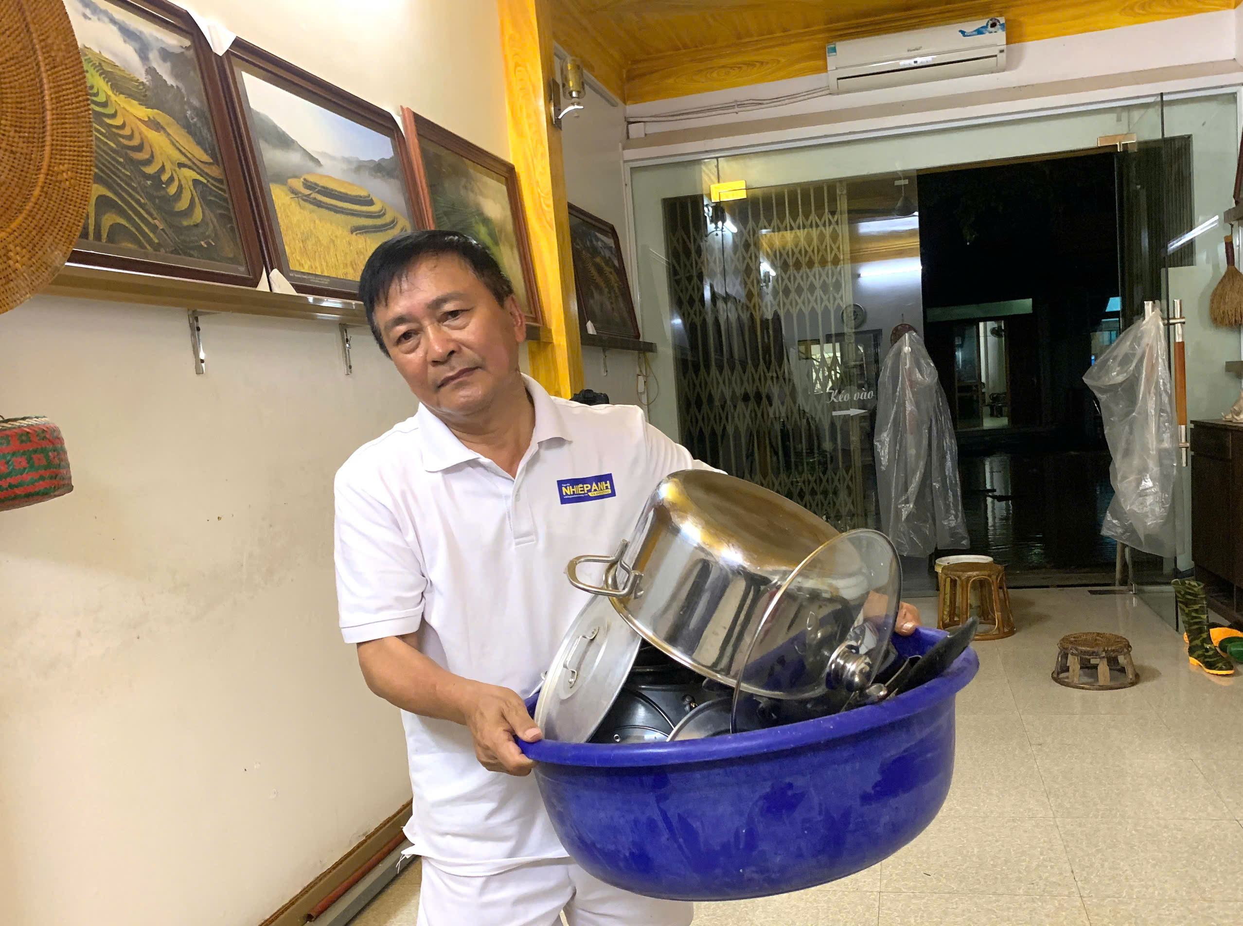 Nước s&ocirc;ng d&acirc;ng cao, người d&acirc;n ở L&agrave;o Cai tất bật di dời t&agrave;i sản trong đ&ecirc;m- Ảnh 12.