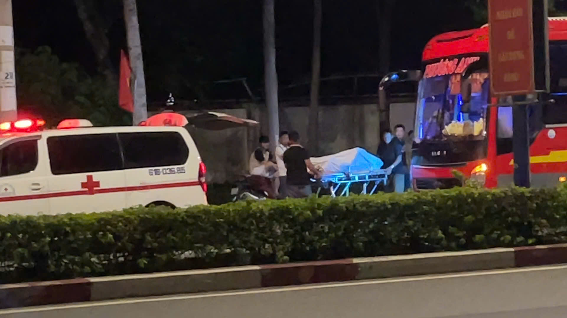 Người đ&agrave;n &ocirc;ng tử vong bất thường tr&ecirc;n xe kh&aacute;ch ở TP.HCM- Ảnh 1.