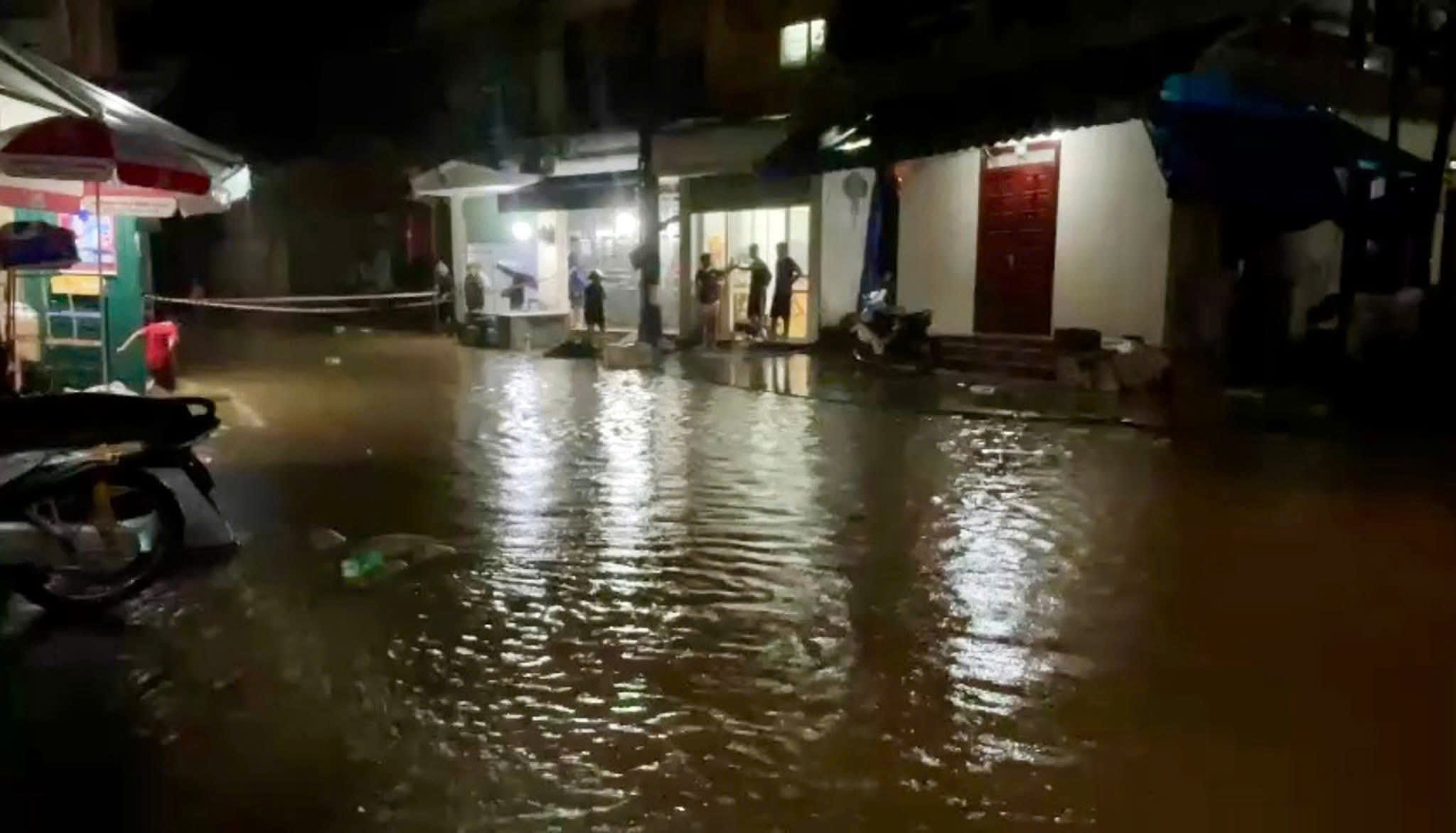 Nước s&ocirc;ng d&acirc;ng cao, người d&acirc;n ở L&agrave;o Cai tất bật di dời t&agrave;i sản trong đ&ecirc;m- Ảnh 20.