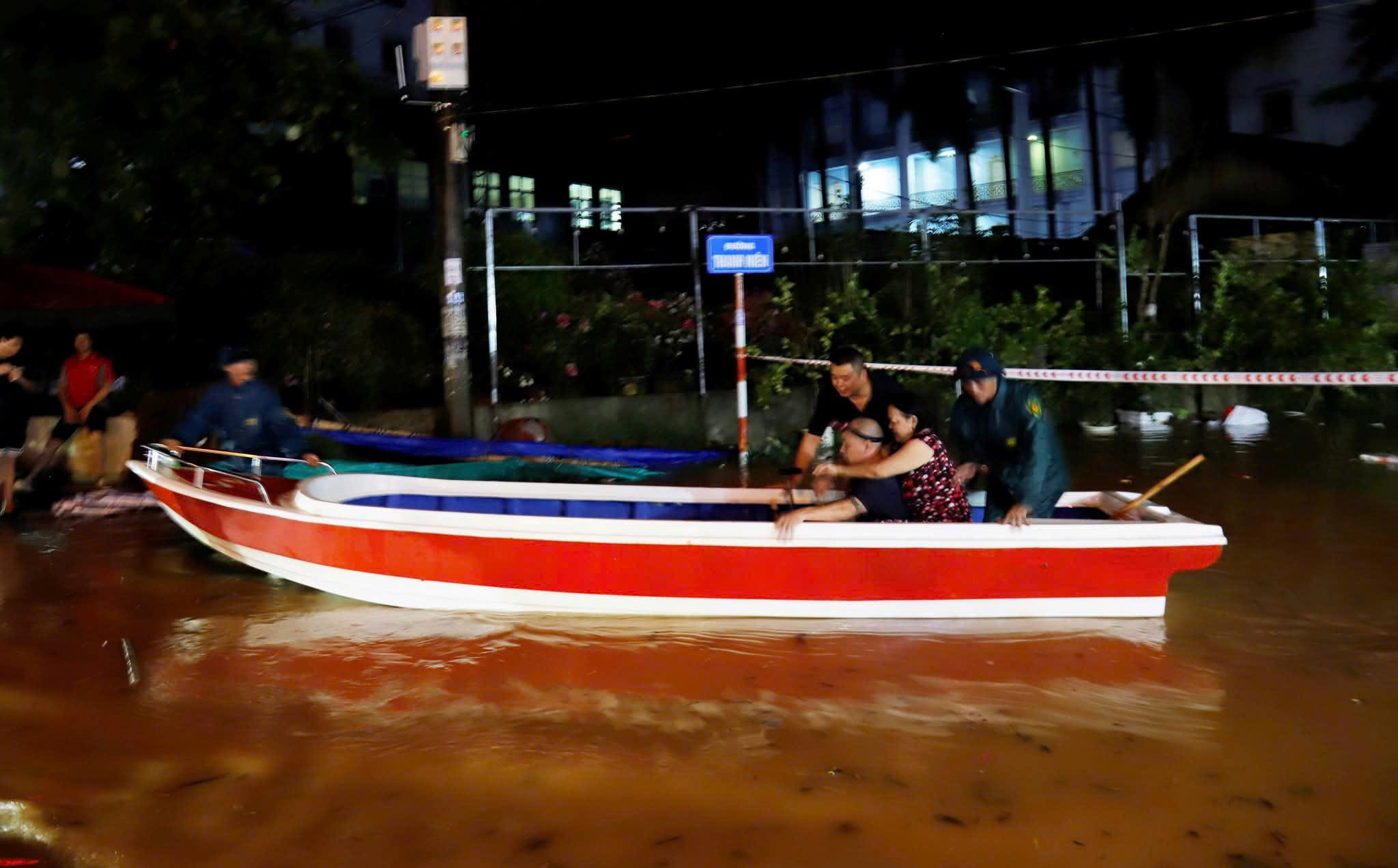 Nước s&ocirc;ng d&acirc;ng cao, người d&acirc;n ở L&agrave;o Cai tất bật di dời t&agrave;i sản trong đ&ecirc;m- Ảnh 6.