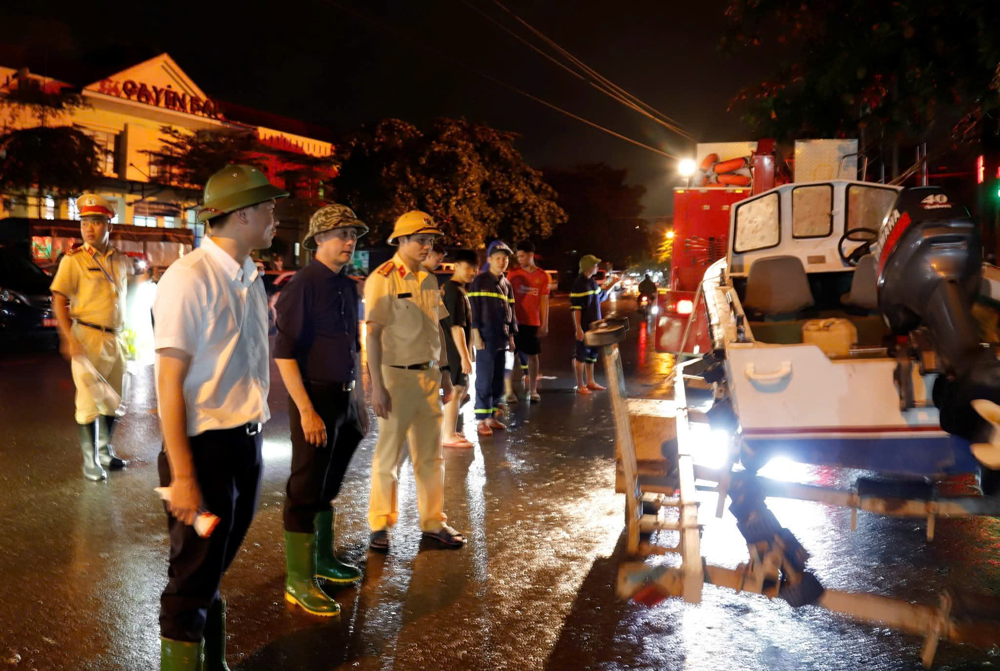 Nước s&ocirc;ng d&acirc;ng cao, người d&acirc;n ở L&agrave;o Cai tất bật di dời t&agrave;i sản trong đ&ecirc;m- Ảnh 7.