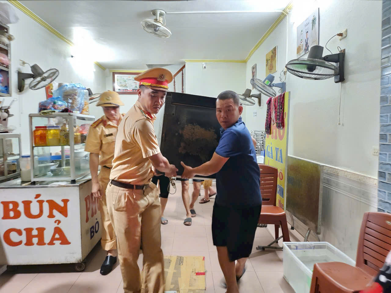 Nước s&ocirc;ng d&acirc;ng cao, người d&acirc;n ở L&agrave;o Cai tất bật di dời t&agrave;i sản trong đ&ecirc;m- Ảnh 8.