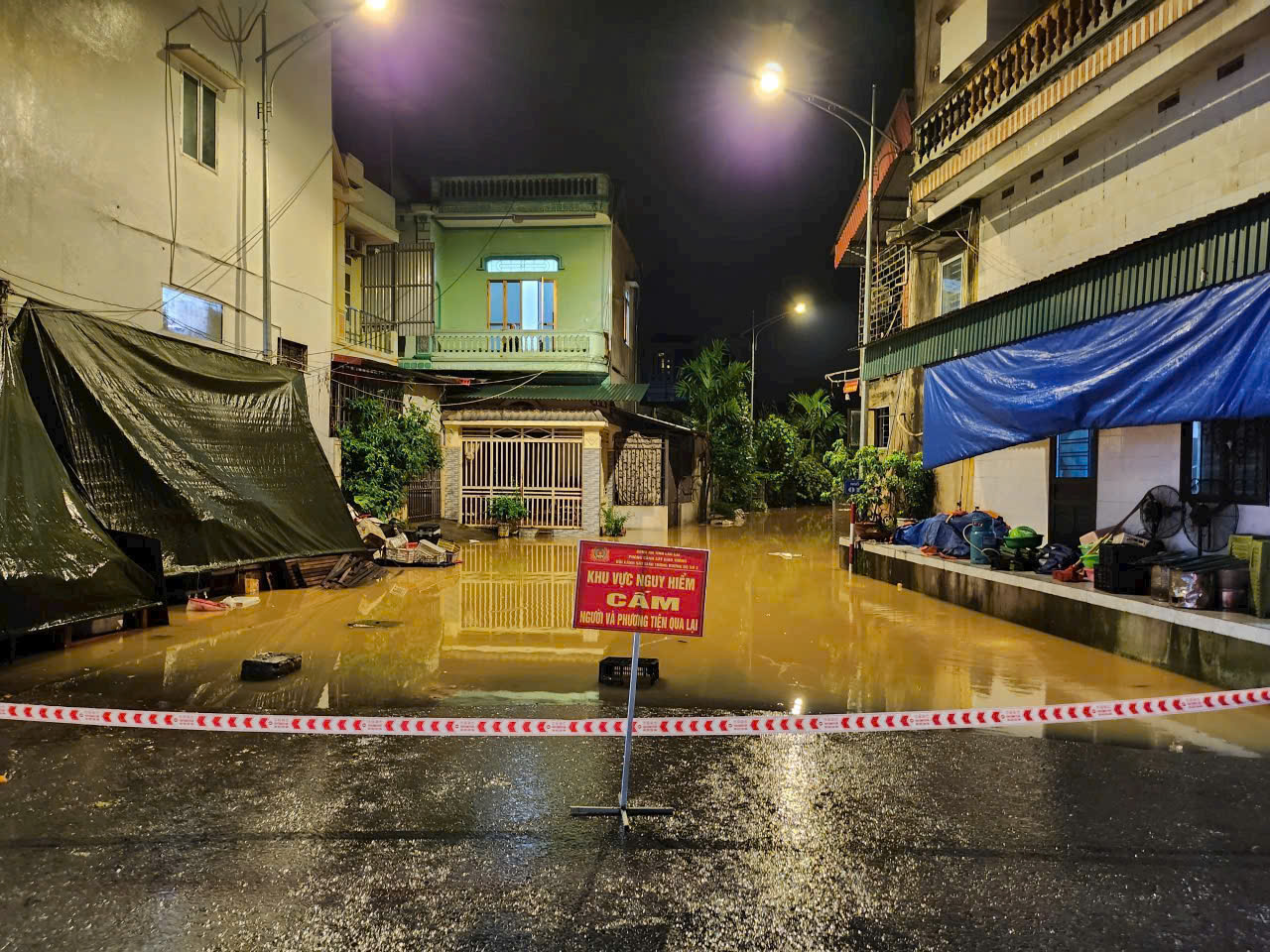 Nước s&ocirc;ng d&acirc;ng cao, người d&acirc;n ở L&agrave;o Cai tất bật di dời t&agrave;i sản trong đ&ecirc;m- Ảnh 15.