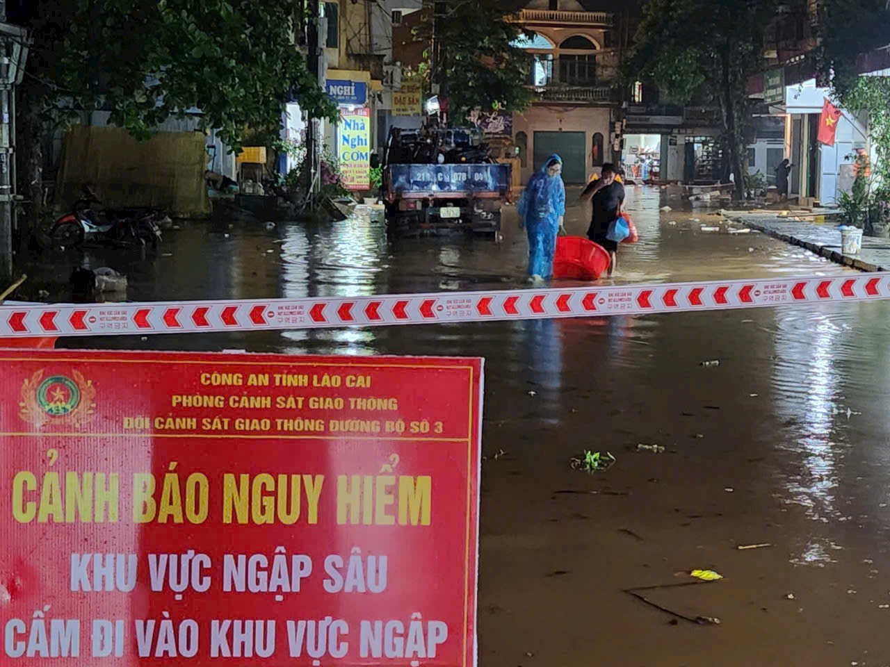 Nước s&ocirc;ng d&acirc;ng cao, người d&acirc;n ở L&agrave;o Cai tất bật di dời t&agrave;i sản trong đ&ecirc;m- Ảnh 16.