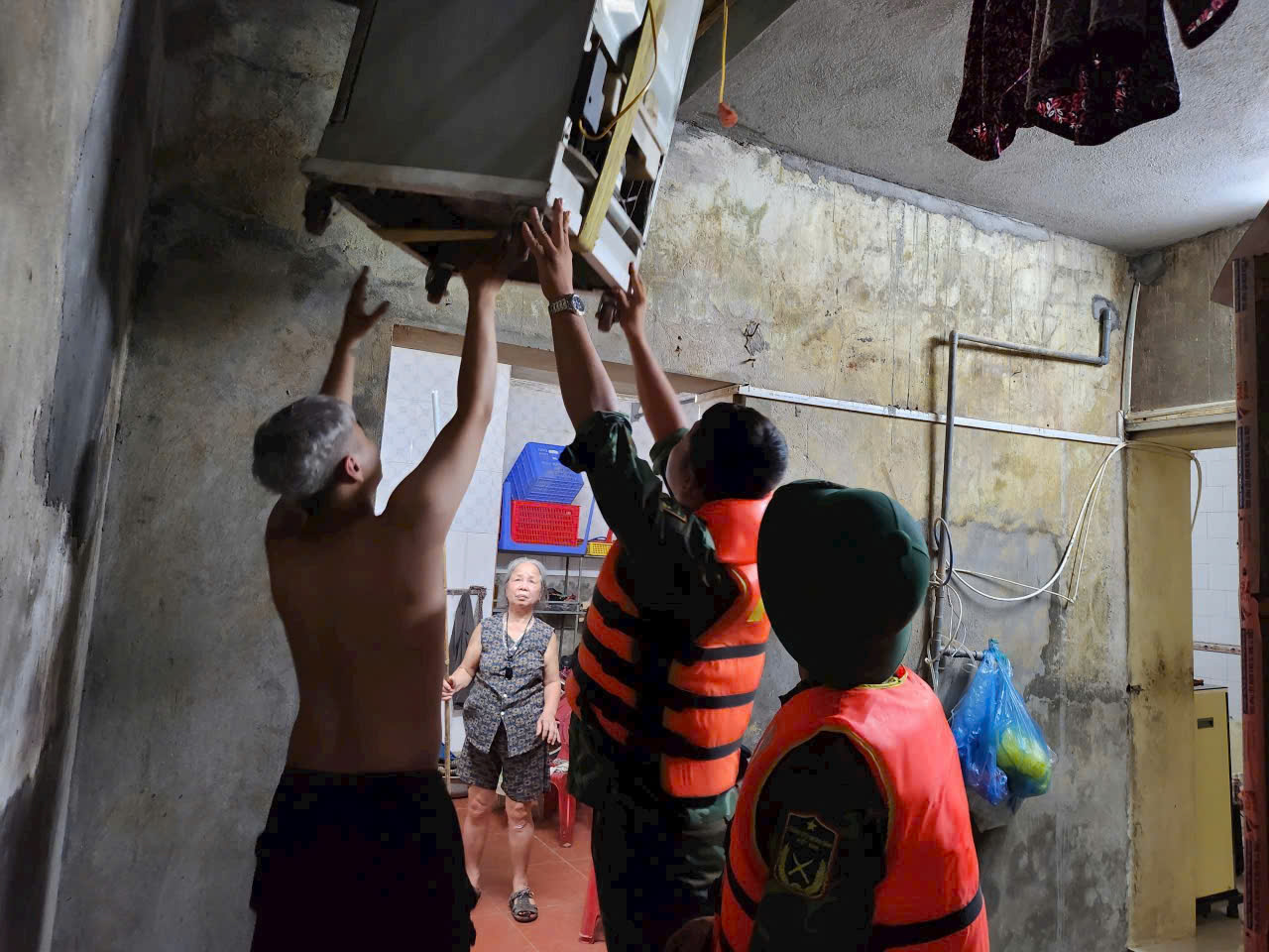 Nước s&ocirc;ng d&acirc;ng cao, người d&acirc;n ở L&agrave;o Cai tất bật di dời t&agrave;i sản trong đ&ecirc;m- Ảnh 9.